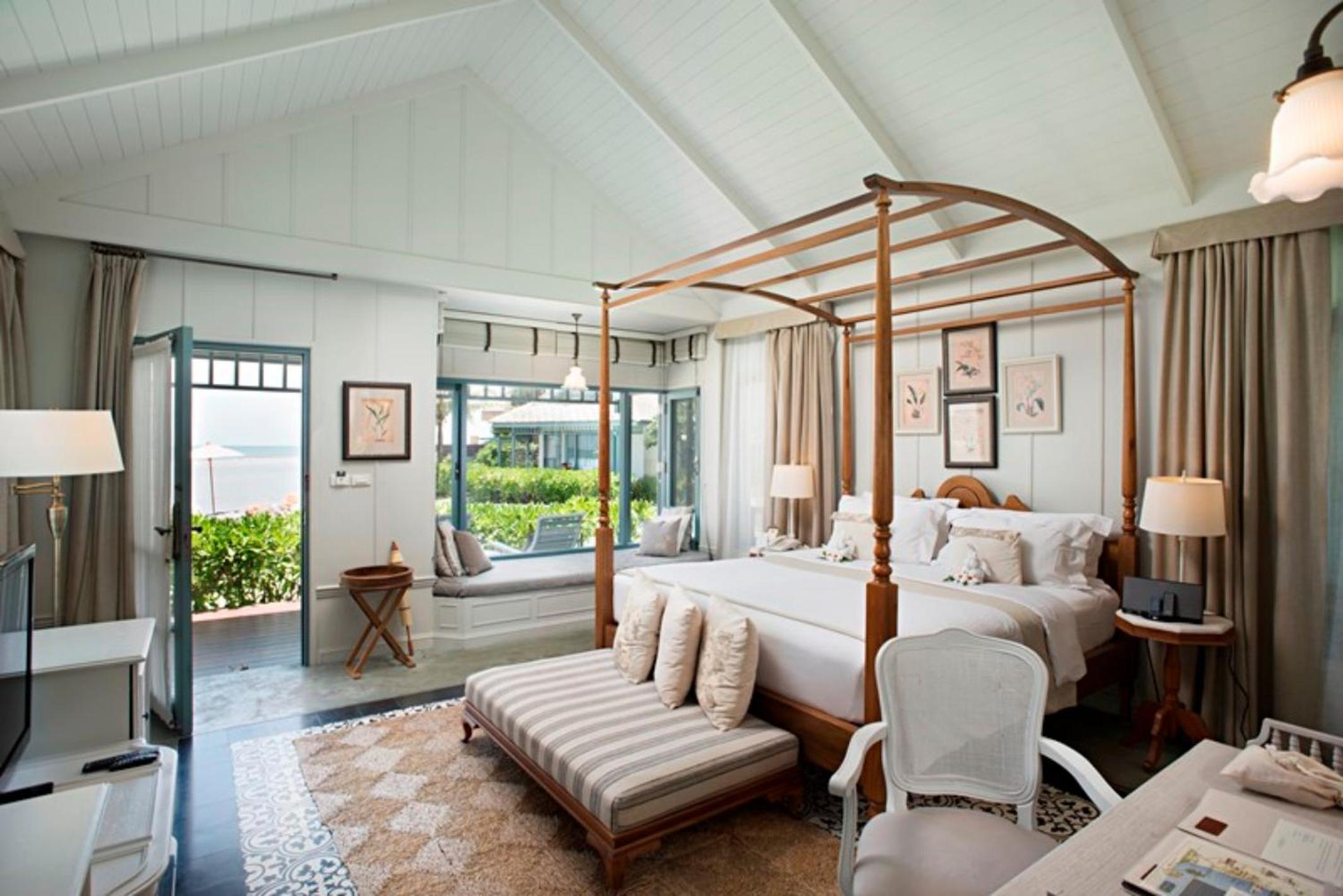 Beachfront Villa with Sea View - Photo 9