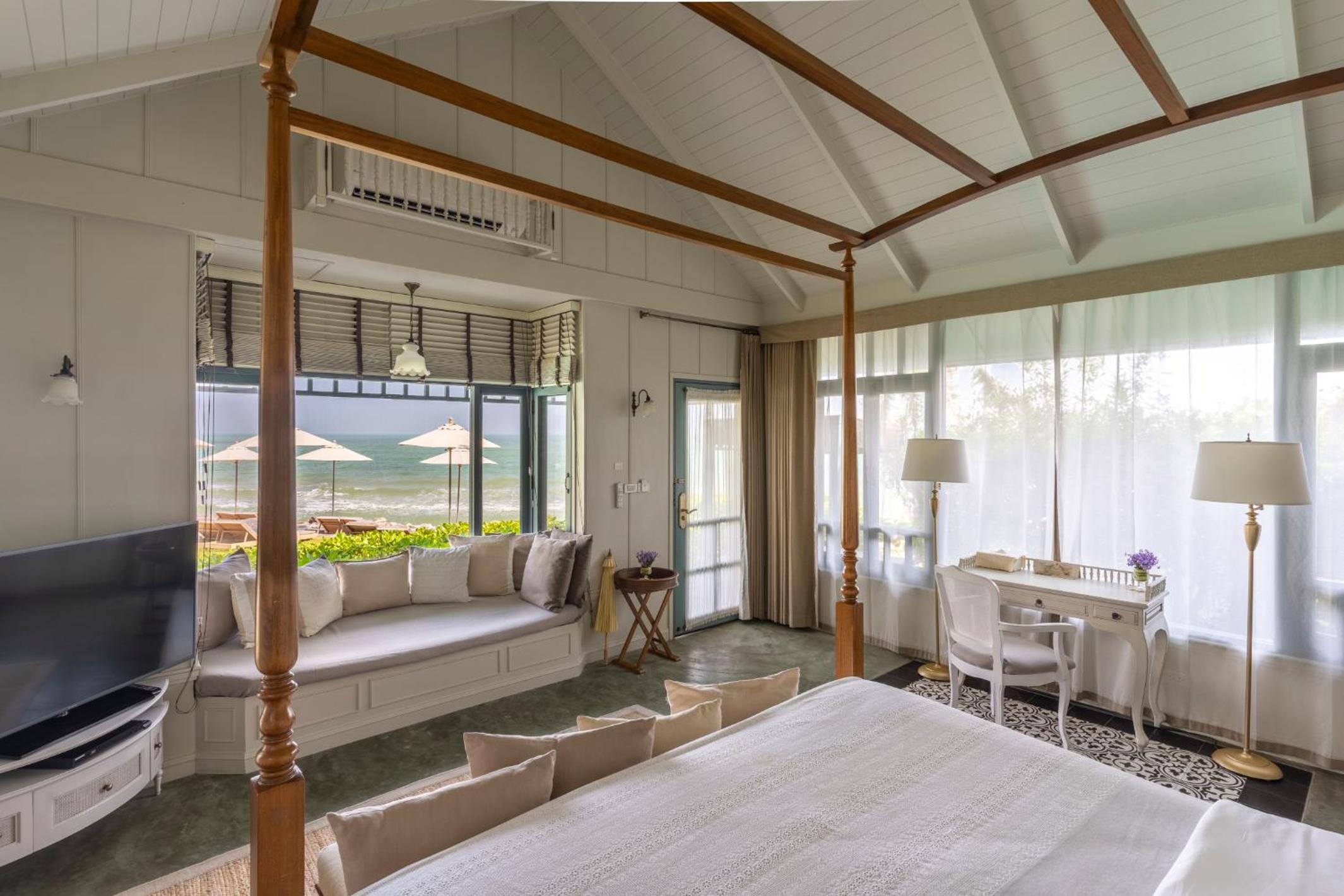 Beachfront Villa with Sea View - Photo 11