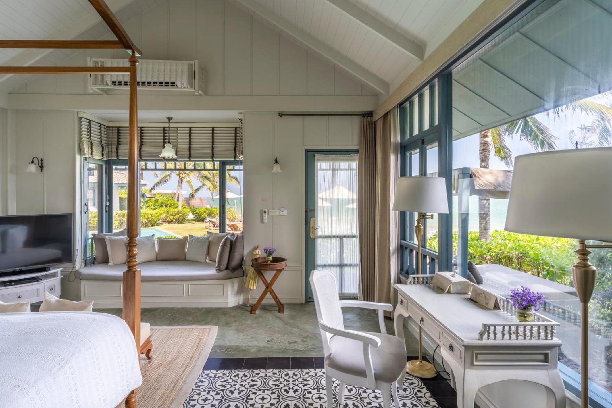 Beachfront Villa with Sea View - Photo 5