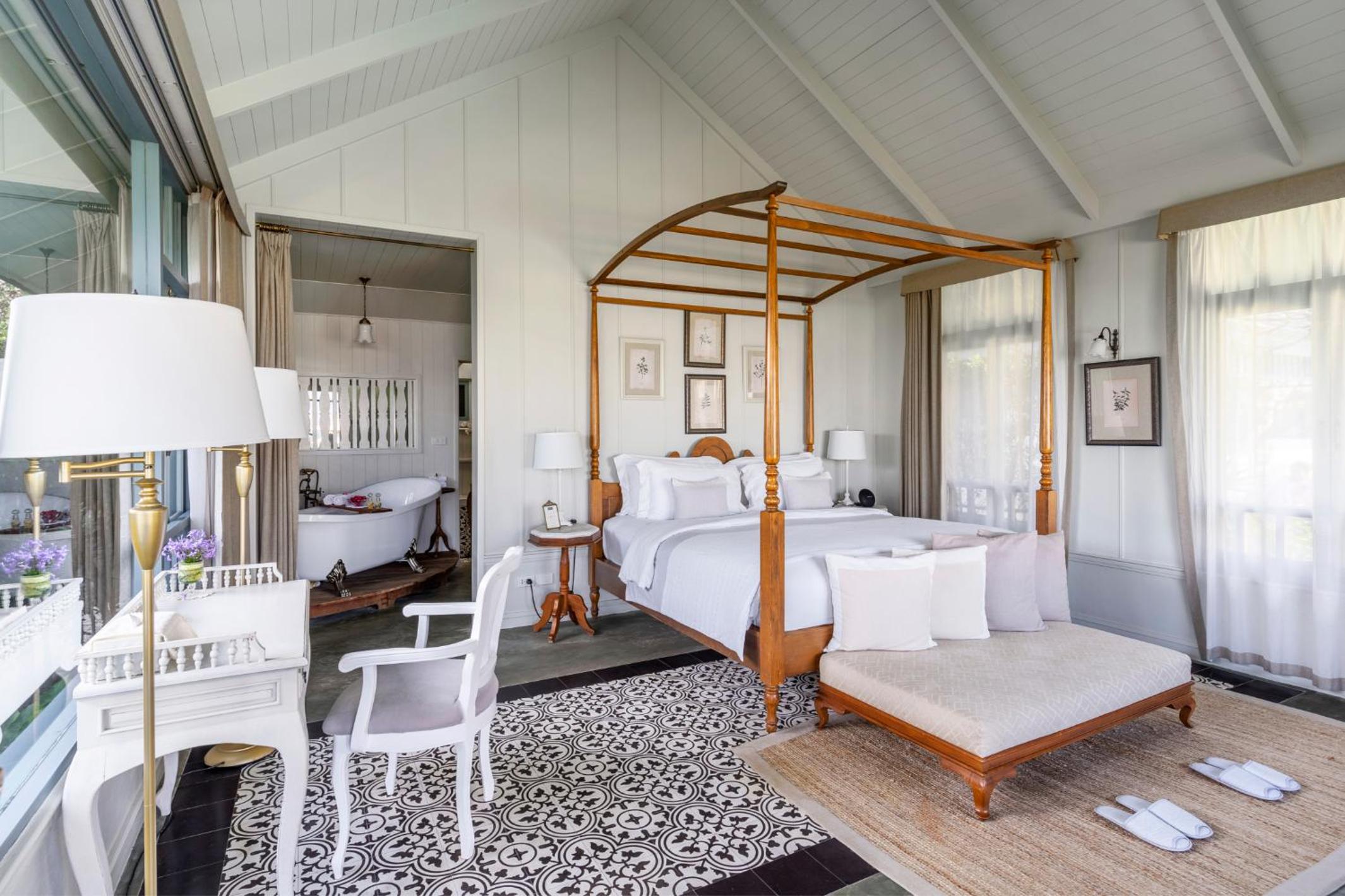 Beachfront Villa with Sea View - Photo 7