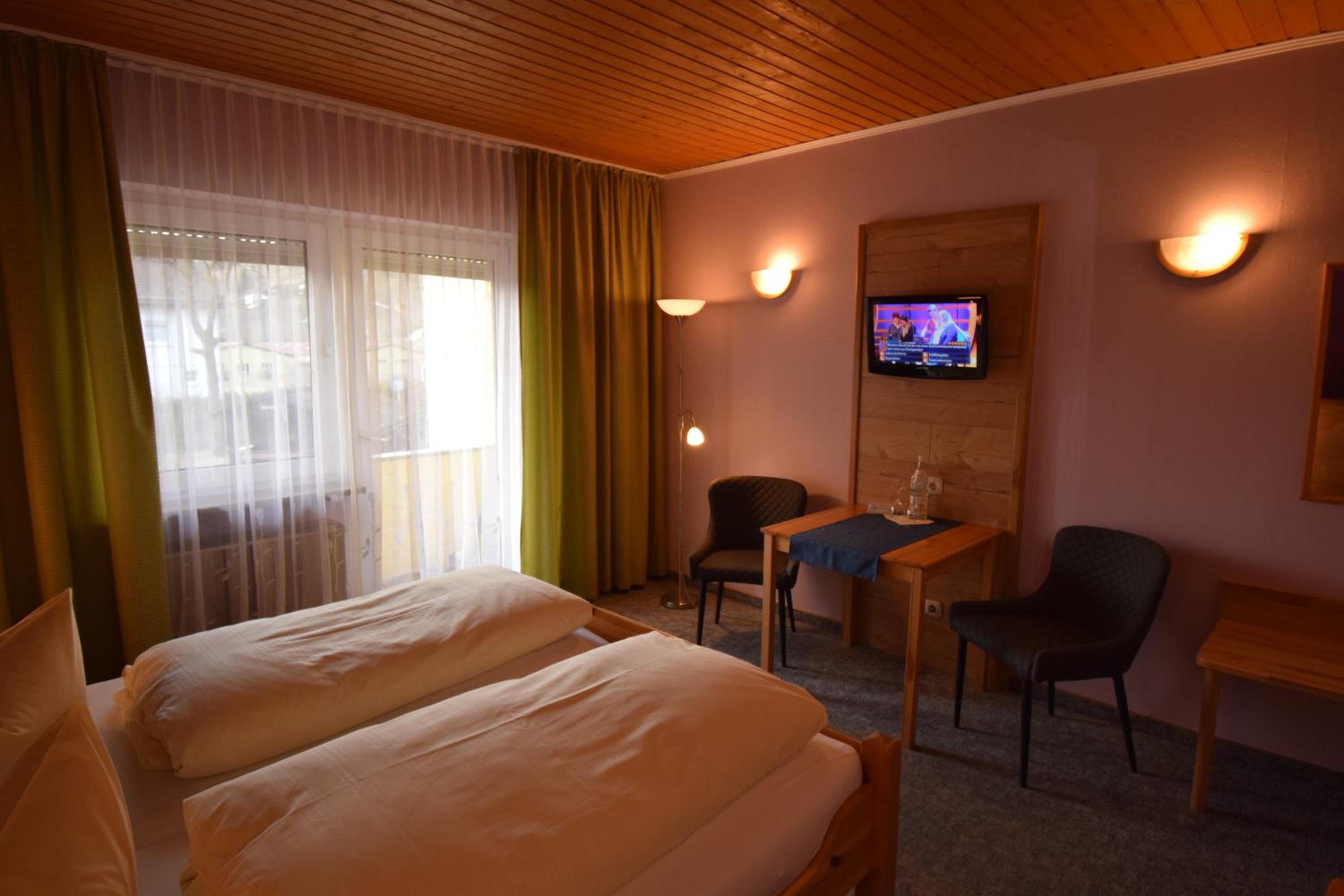 Double Room with Balcony - Photo 2