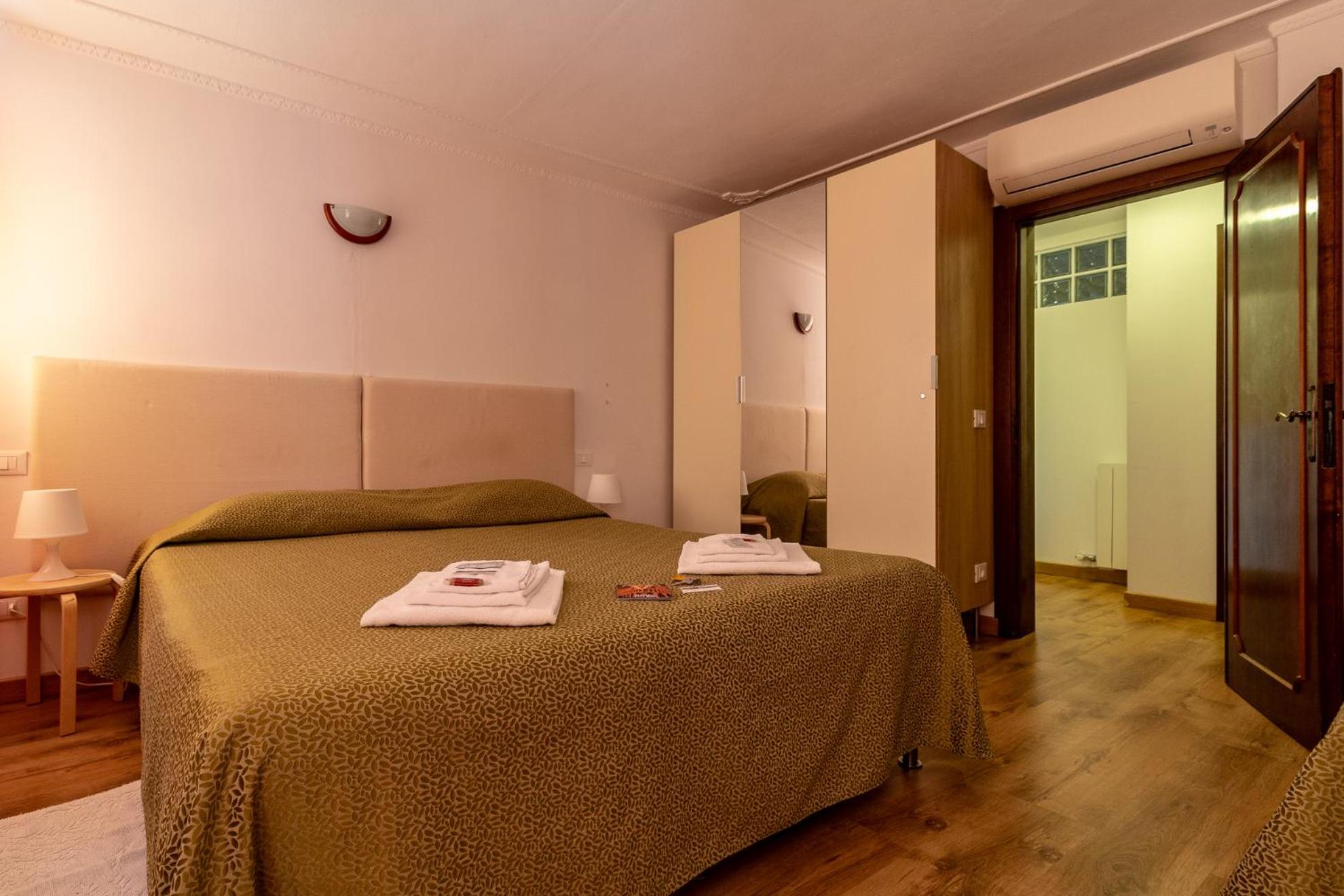 Double or Twin Room with Extra Bed and Shared Bathroom photo 1