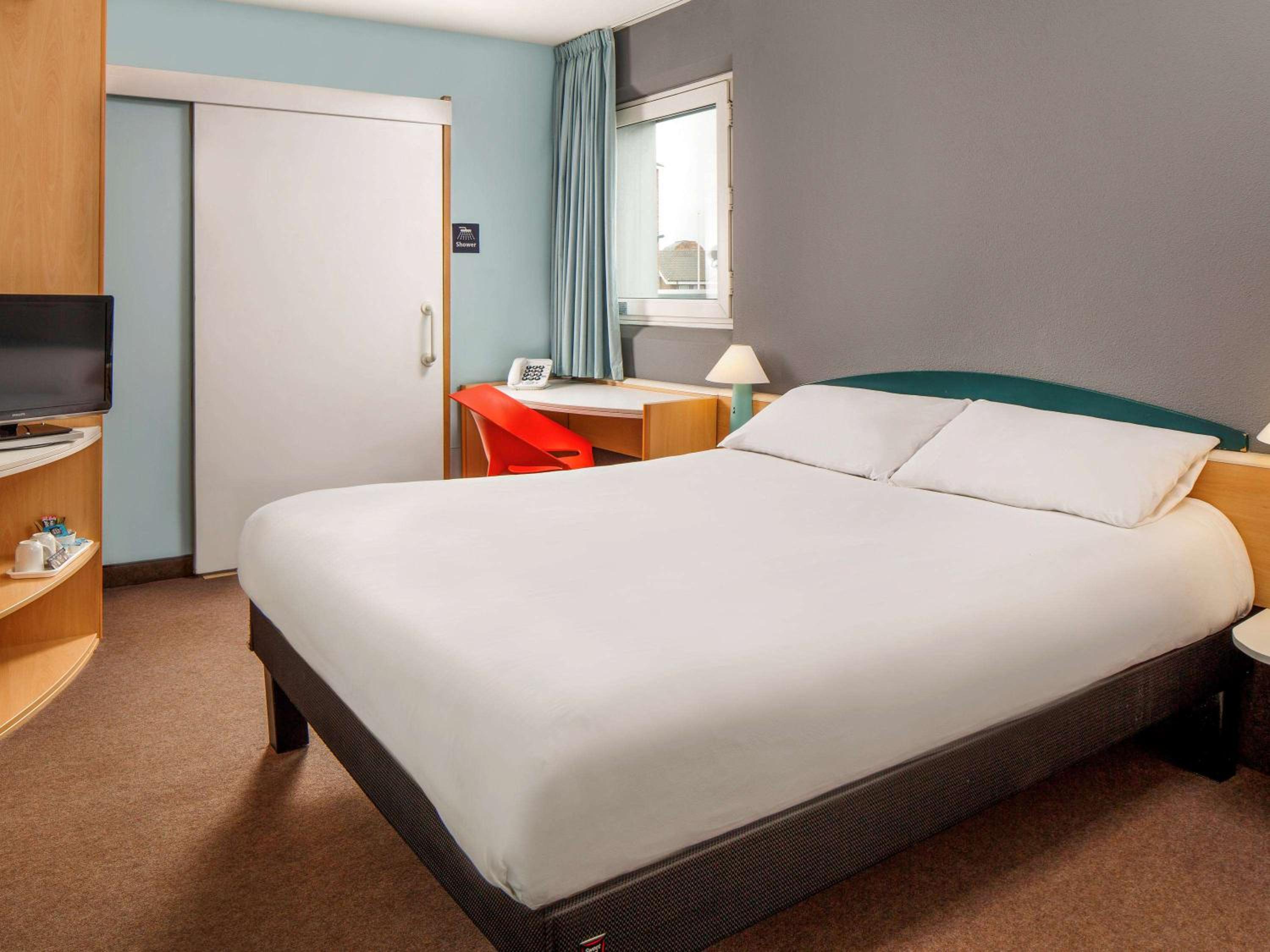 Accessible Room with One Double Bed photo 3