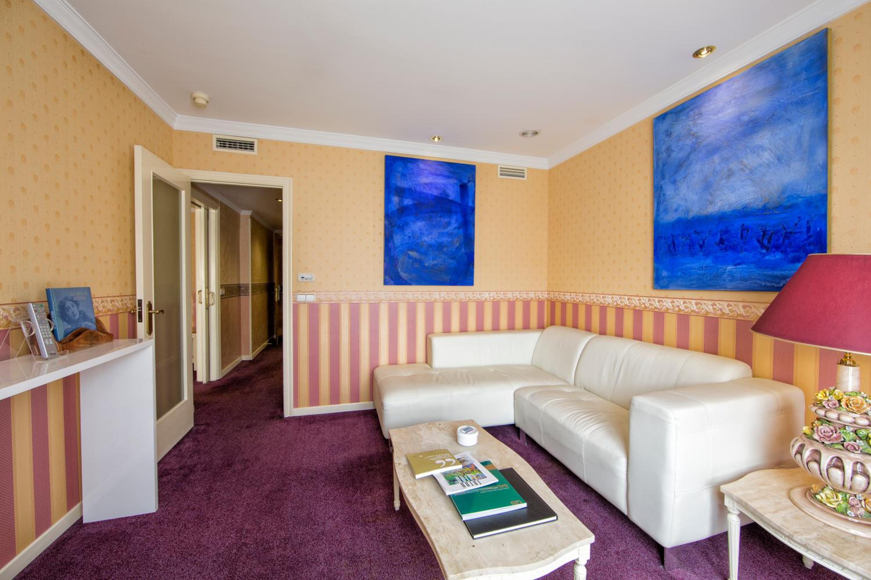 Suite - Photo 2