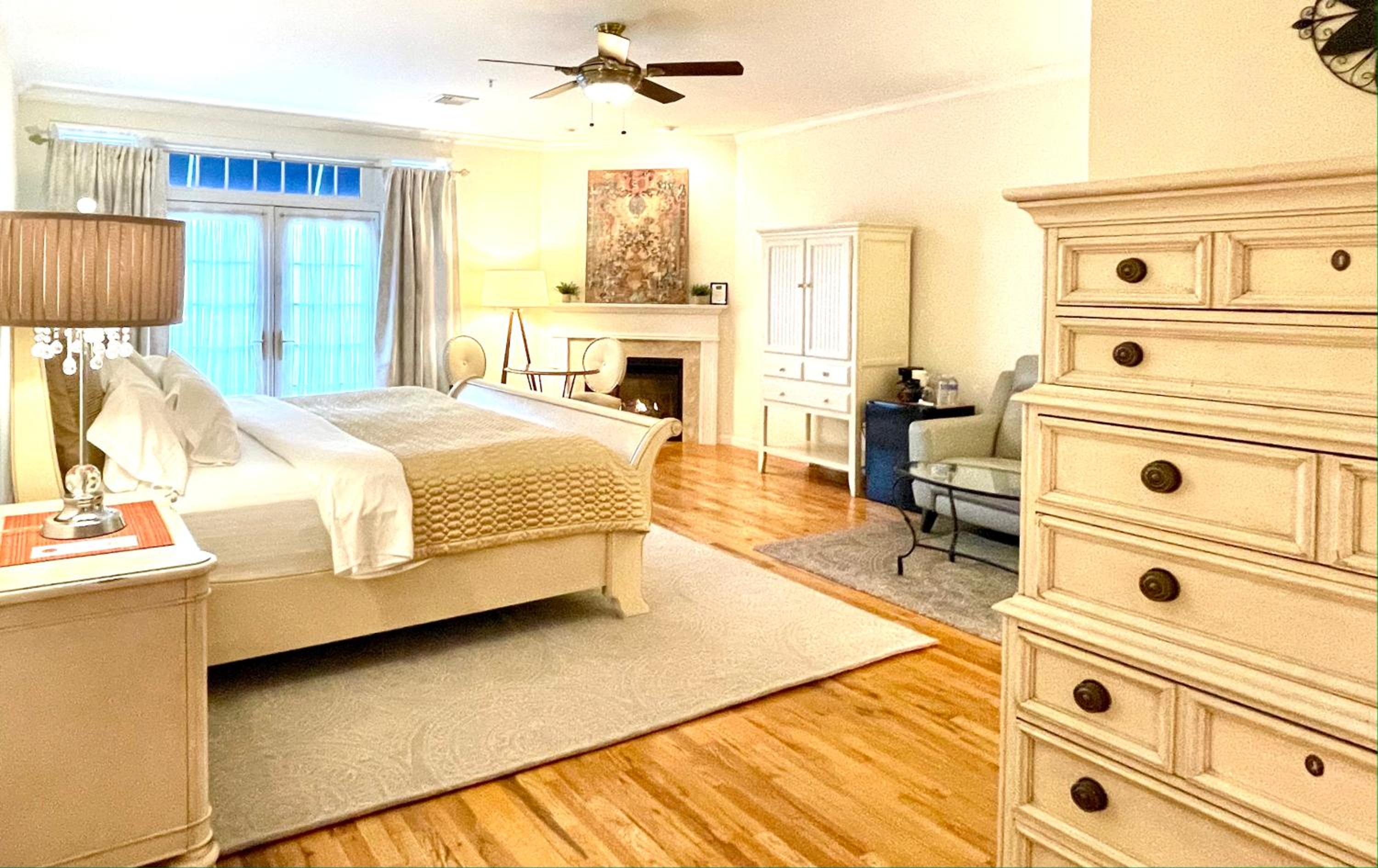 King Suite with Balcony(204)