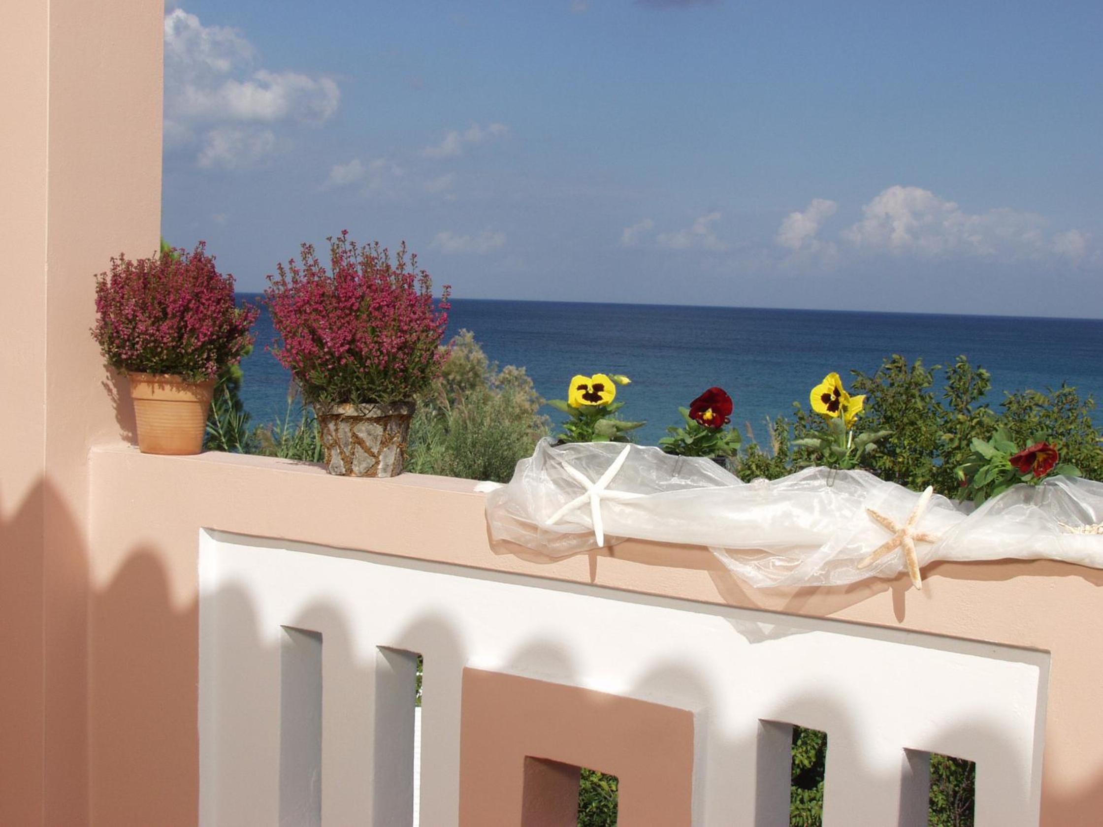 Deluxe Beachfront View Suite - Photo 11