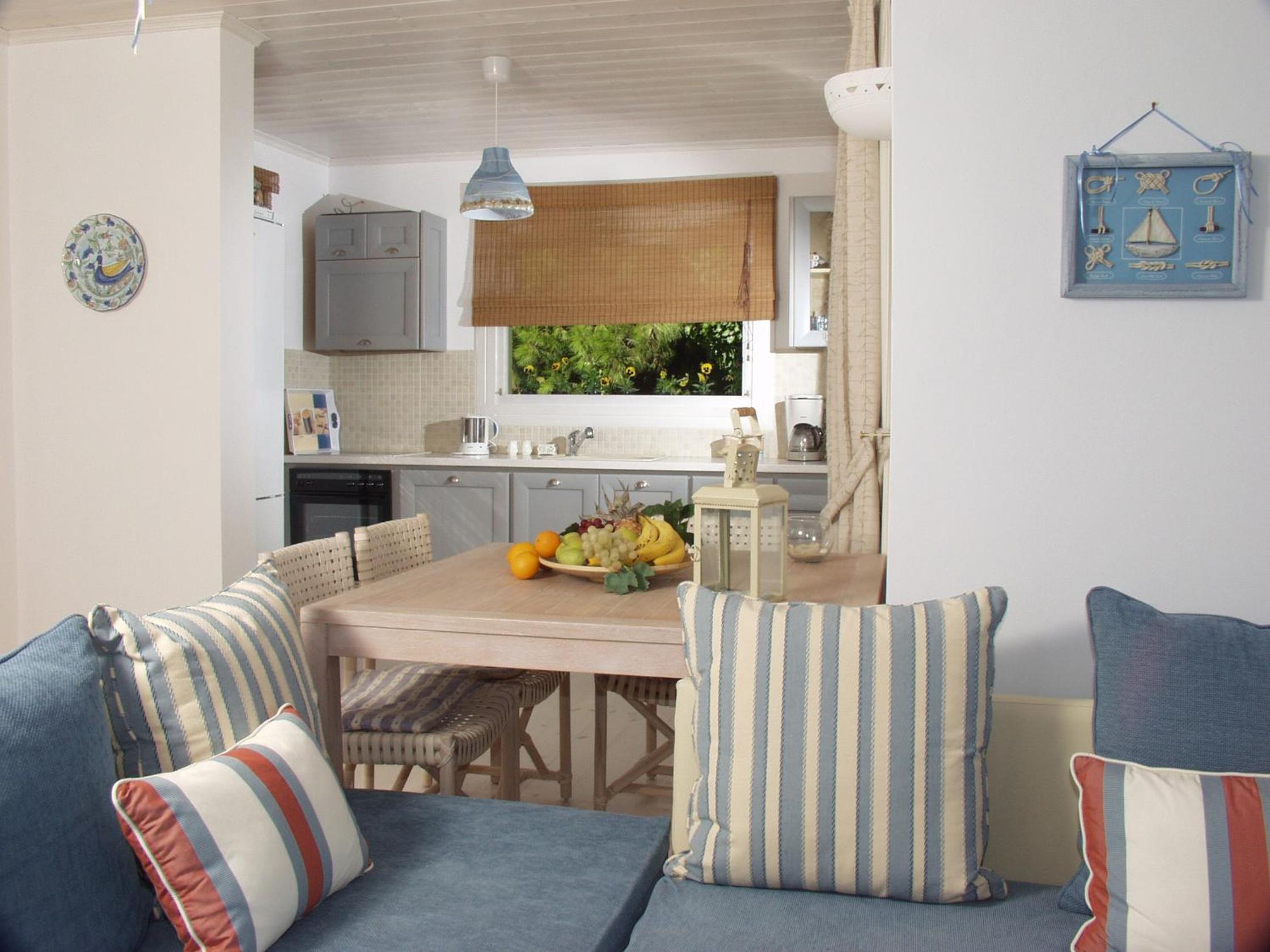 Deluxe Beachfront View Suite - Photo 10