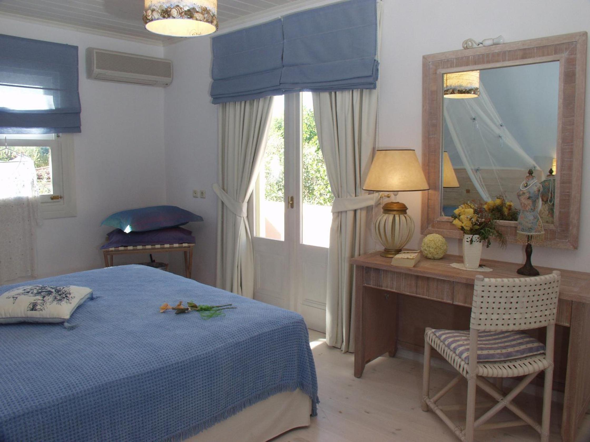 Deluxe Beachfront View Suite - Photo 12