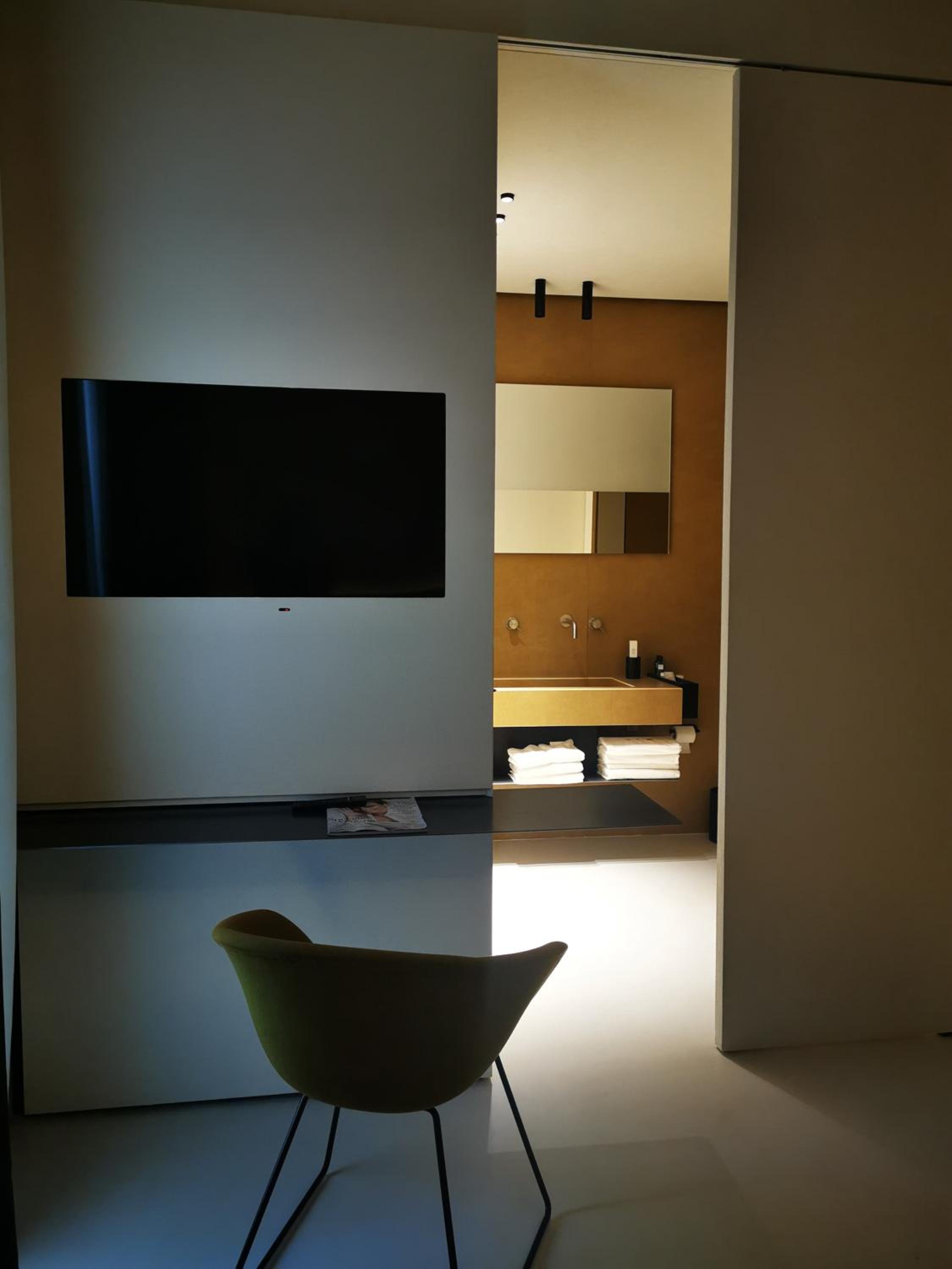 Deluxe King Room - Photo 8