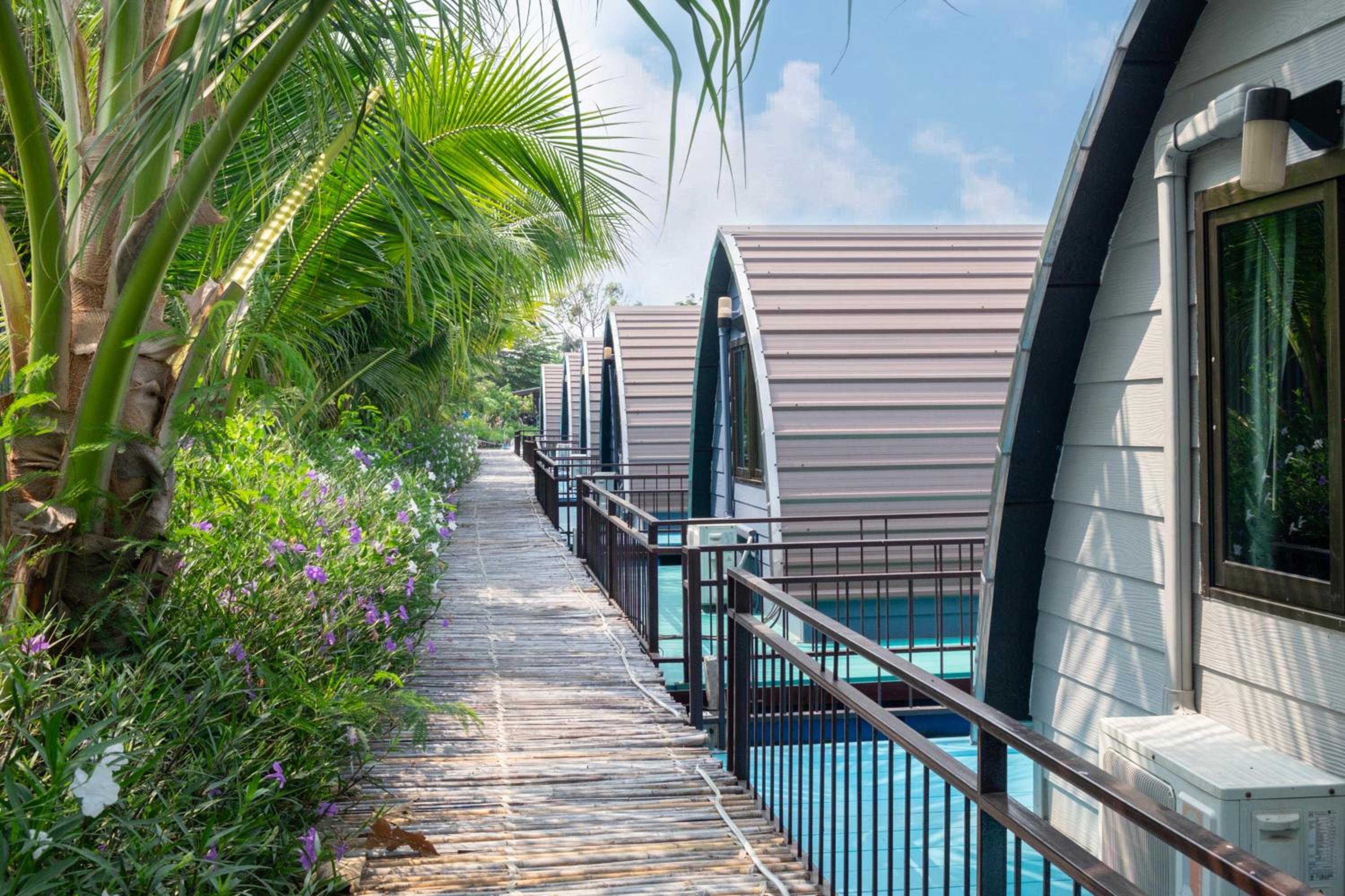 Bungalow - Water Front  - Photo 3
