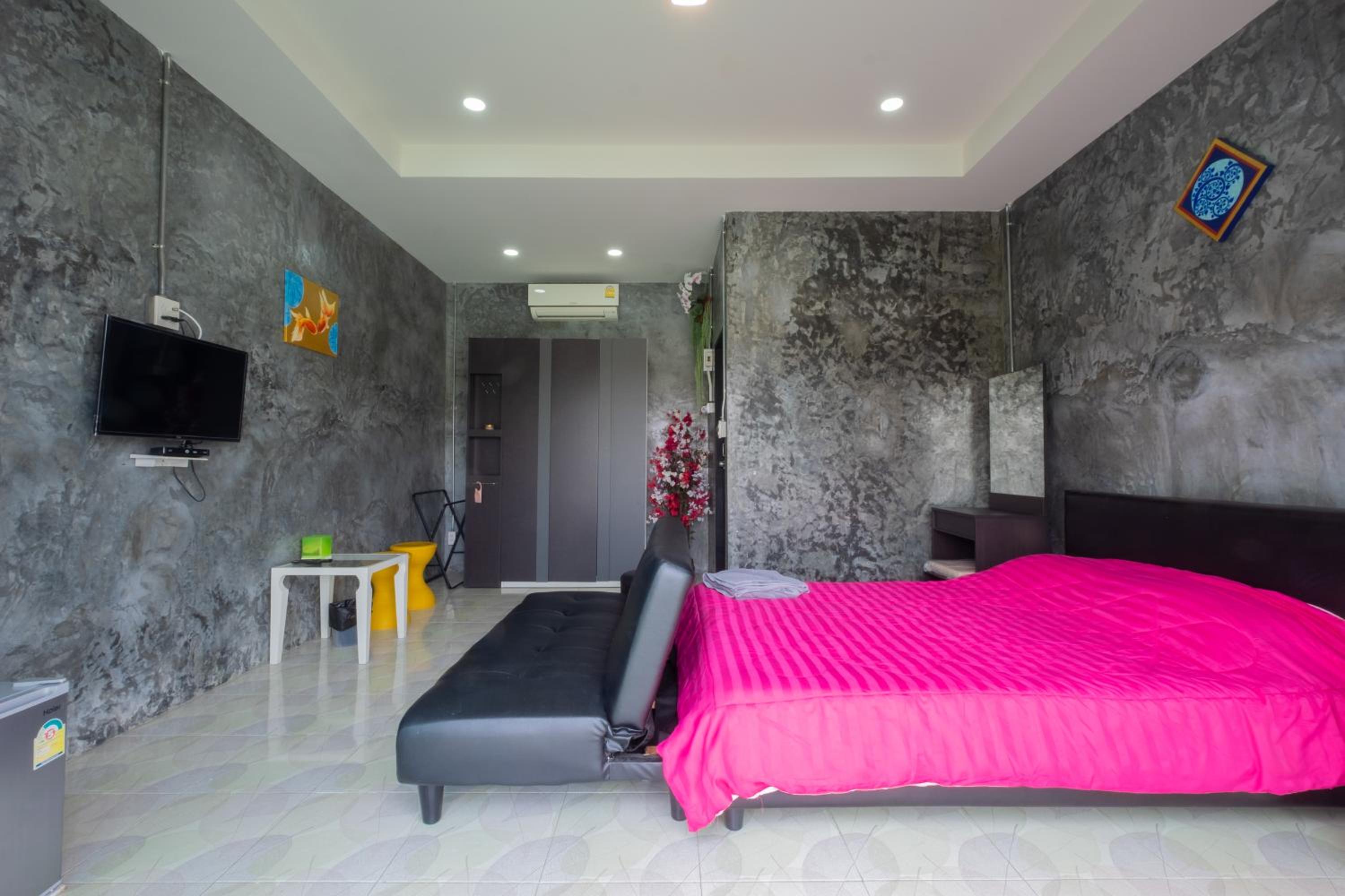 Queen Room with Balcony - Photo 6