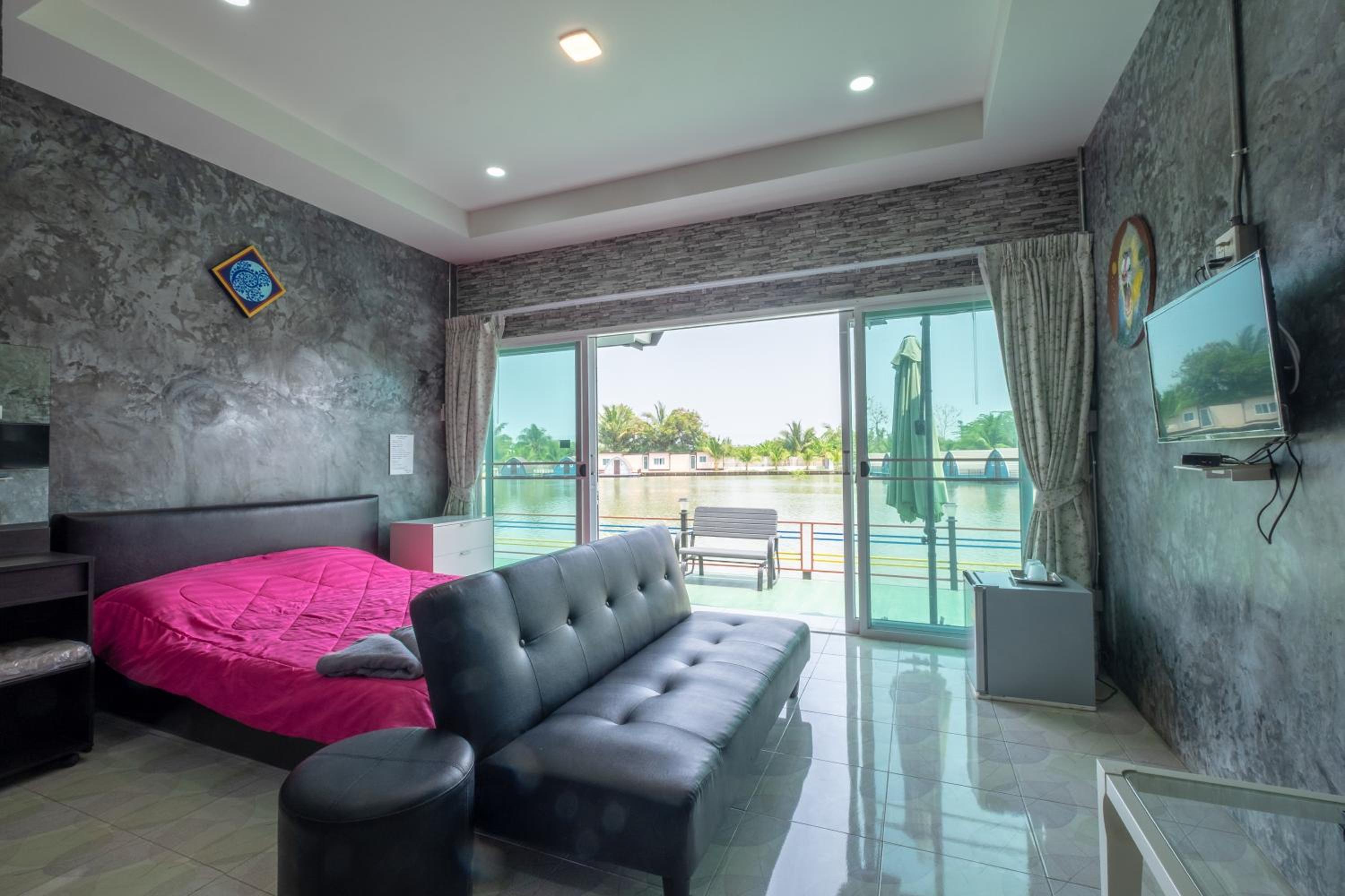 Queen Room with Balcony - Photo 1