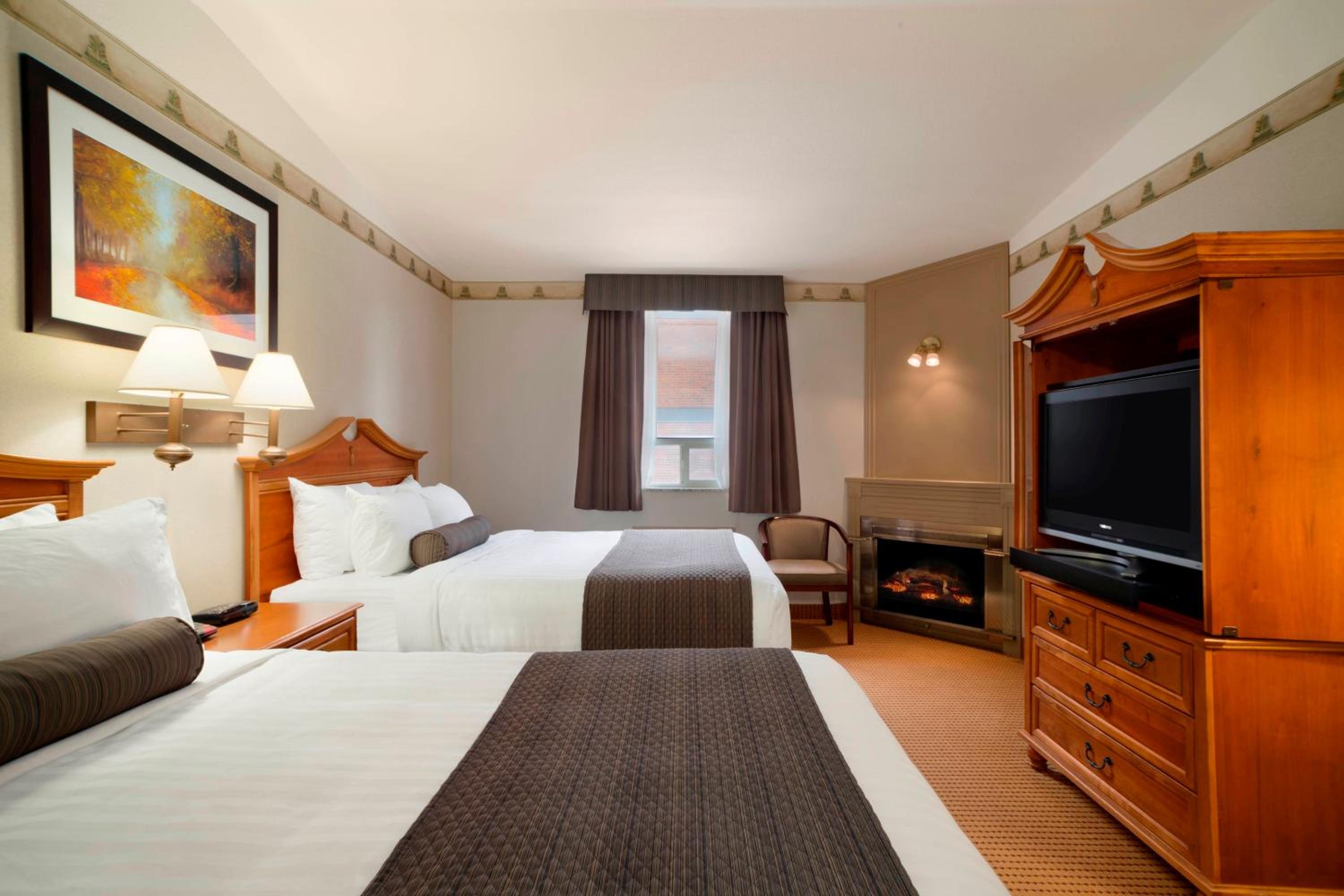Queen Room with Two Queen Beds - Non-Smoking - Photo 5