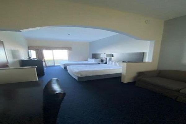  2 queen beds lake view - Photo 3