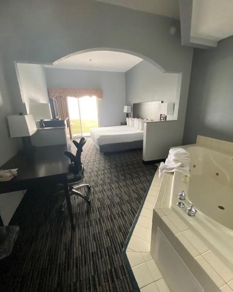 King Suite with Jacuzzi - Lakeside - Non-Smoking - Photo 4