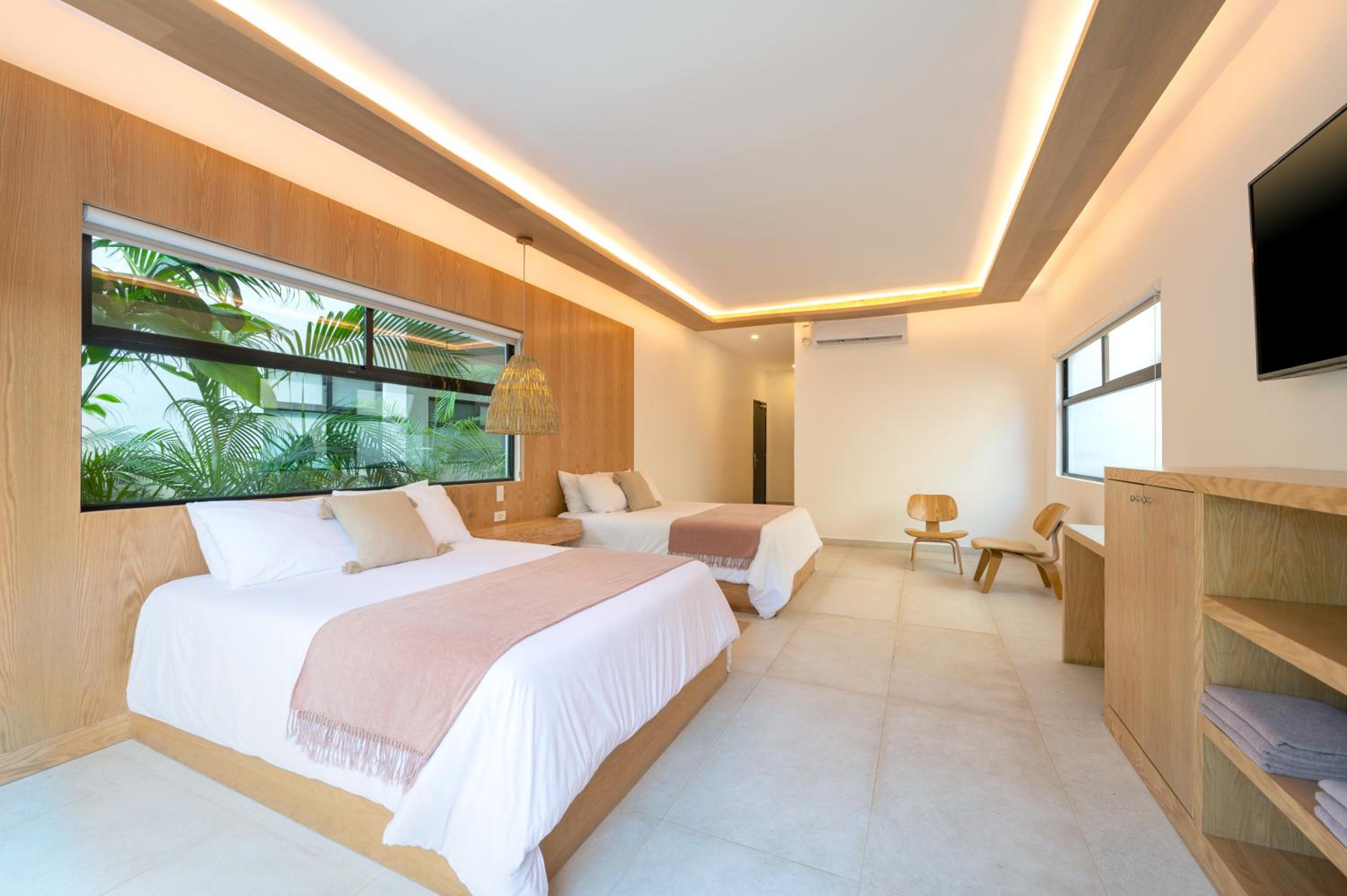Deluxe Queen Room with Two Queen Beds - Photo 3