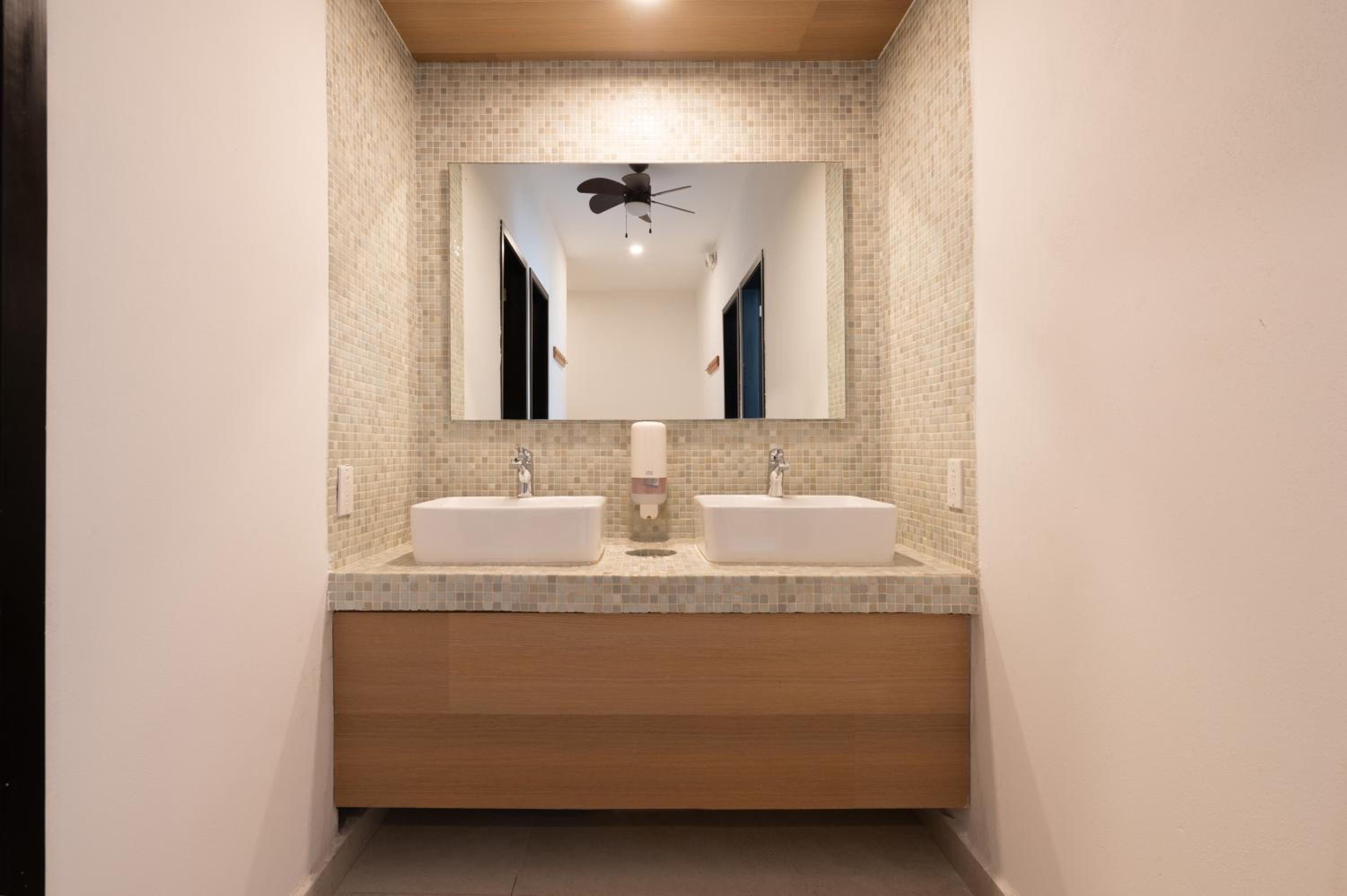 Deluxe Queen Room with Two Queen Beds - Photo 10