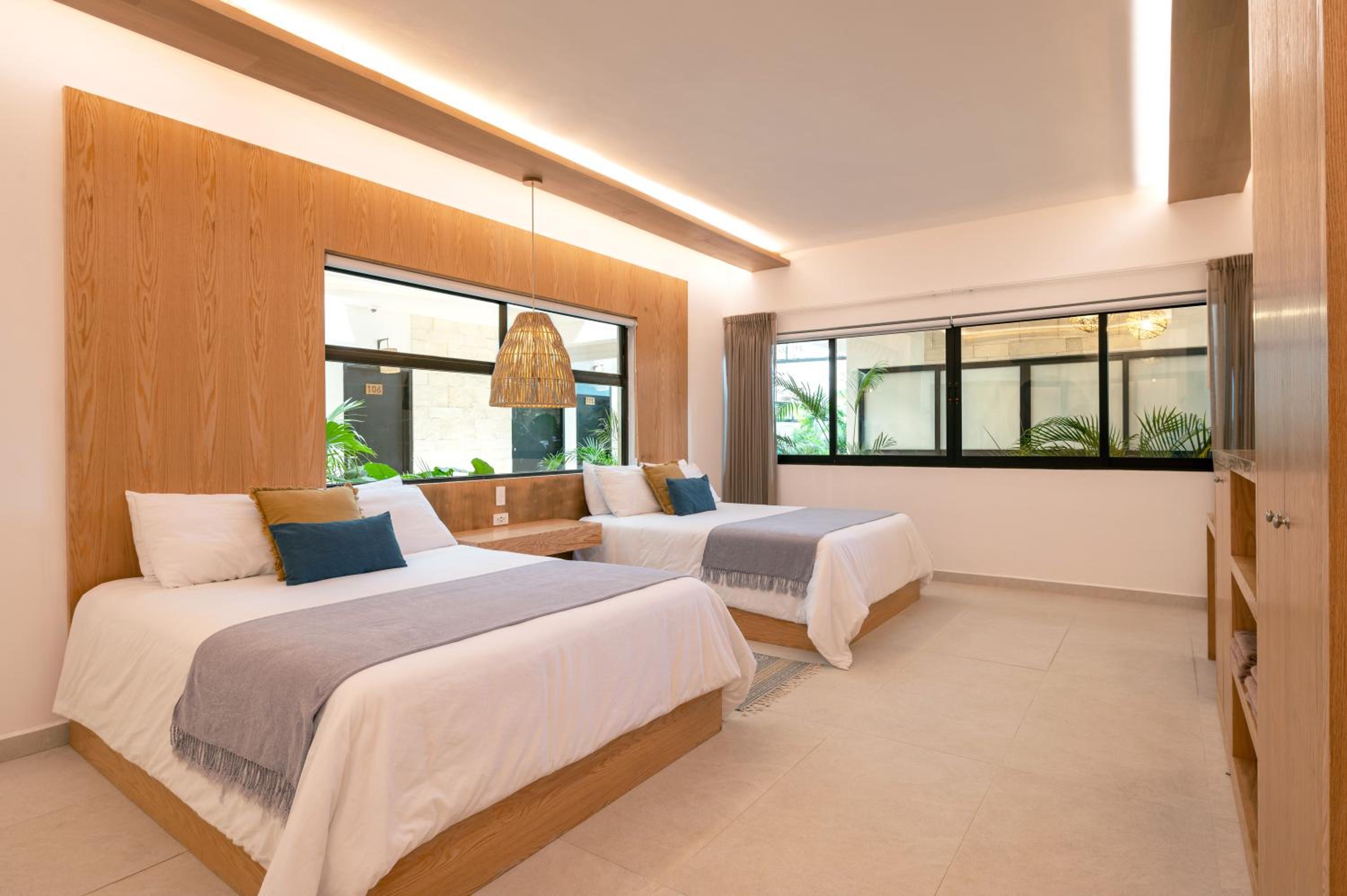 Deluxe Queen Room with Two Queen Beds - Photo 5