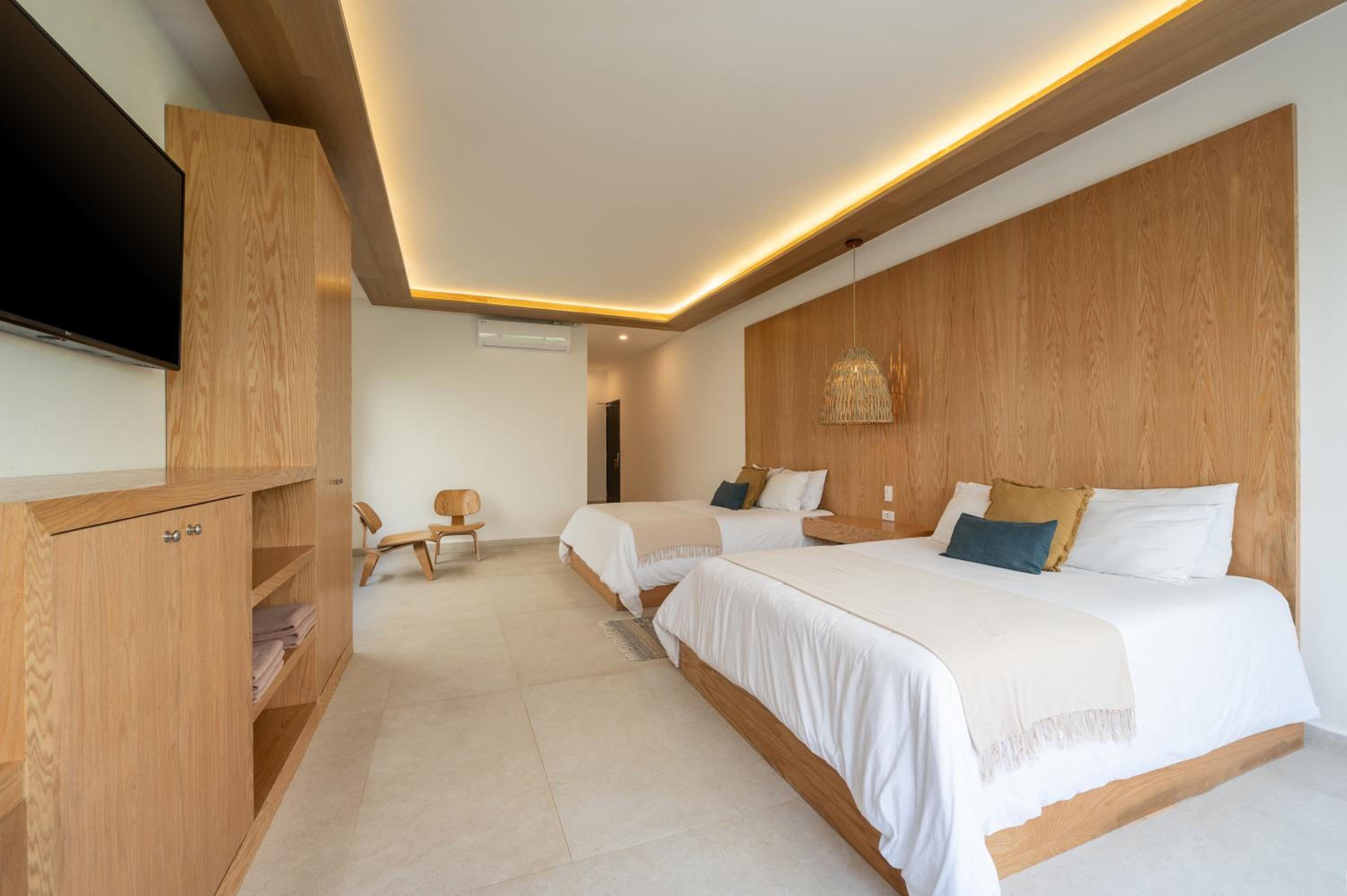 Deluxe Queen Room with Two Queen Beds - Photo 11