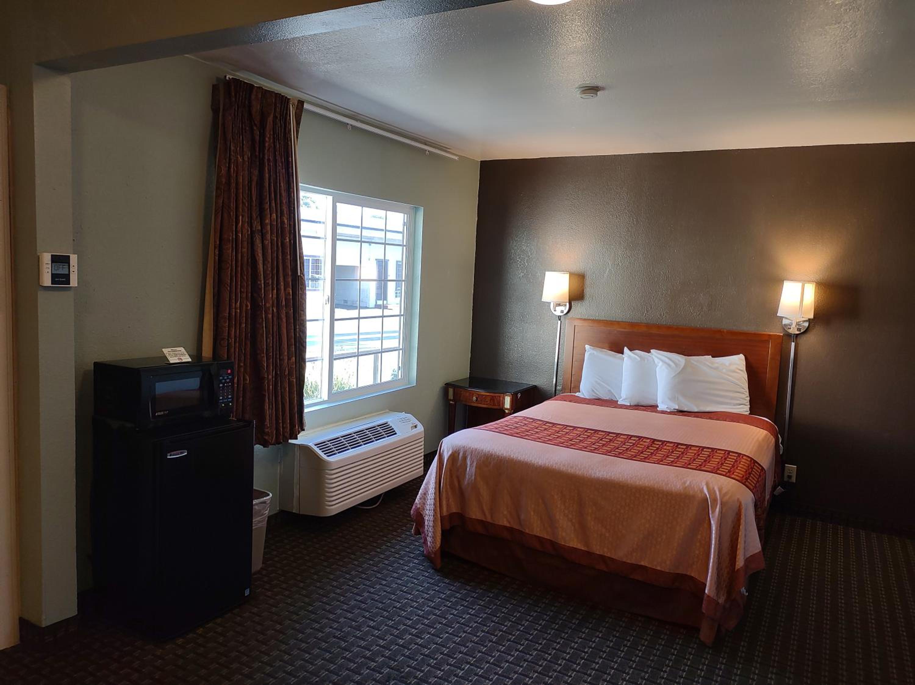 Queen Room with Two Queen Beds - Non-Smoking - Photo 1