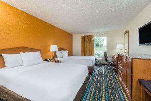 King Room with Mobility Access - Pet Friendly/Non-Smoking - Photo 2