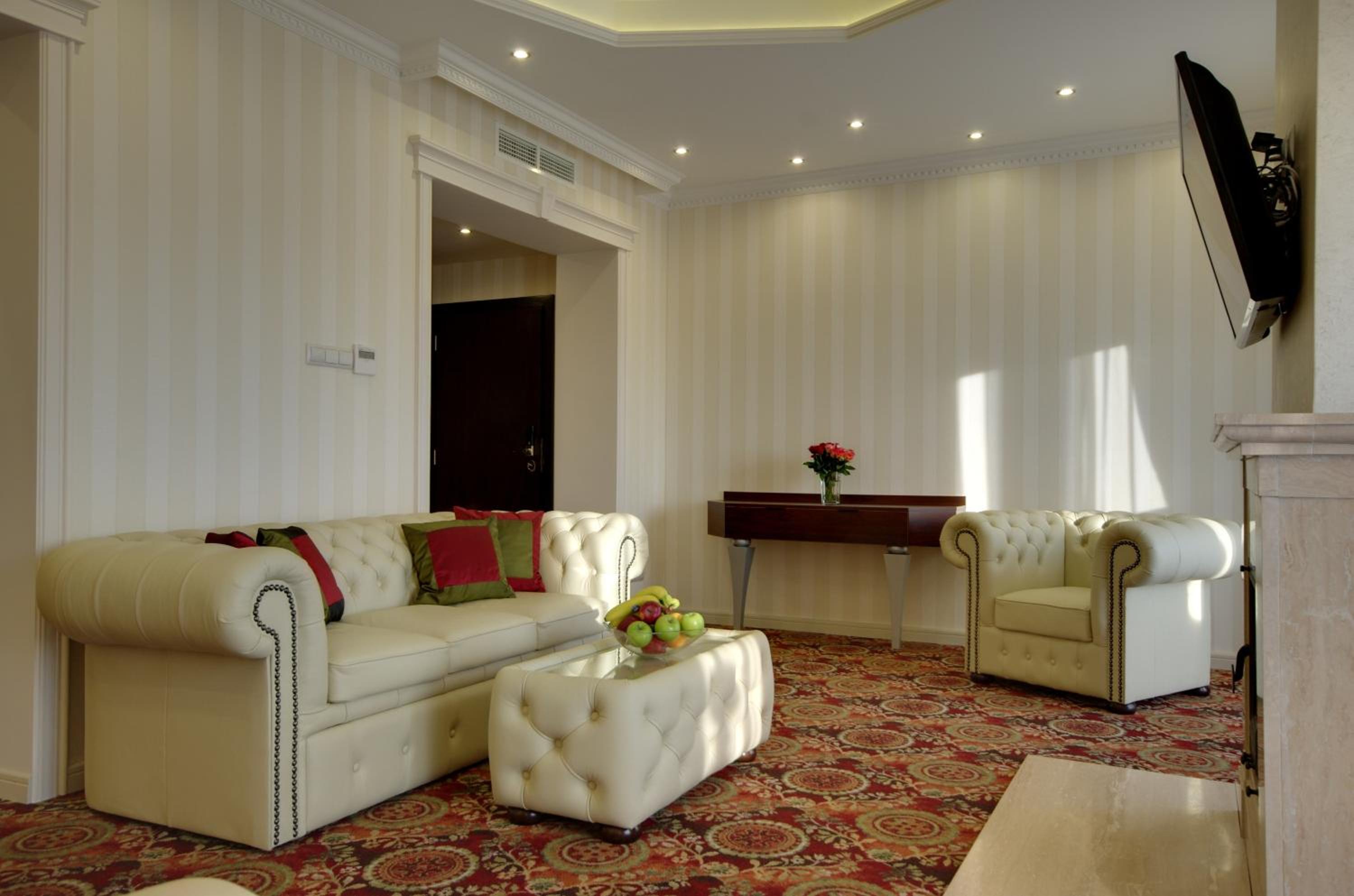 Suite with Hot Tub - Photo 4