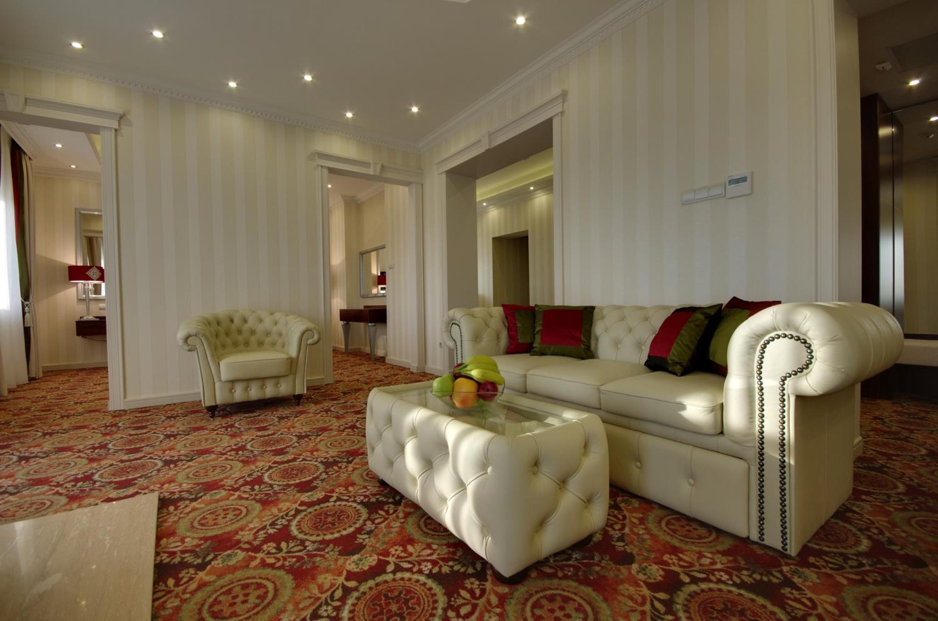 Suite with Hot Tub - Photo 5