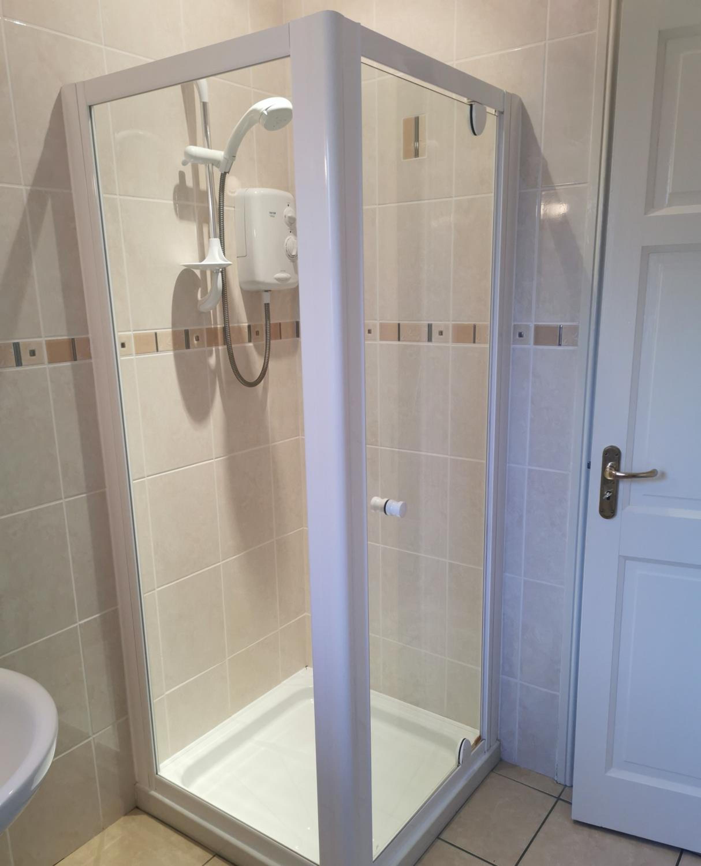Deluxe Double Room (2 Adults + 1 Child) - Photo 3