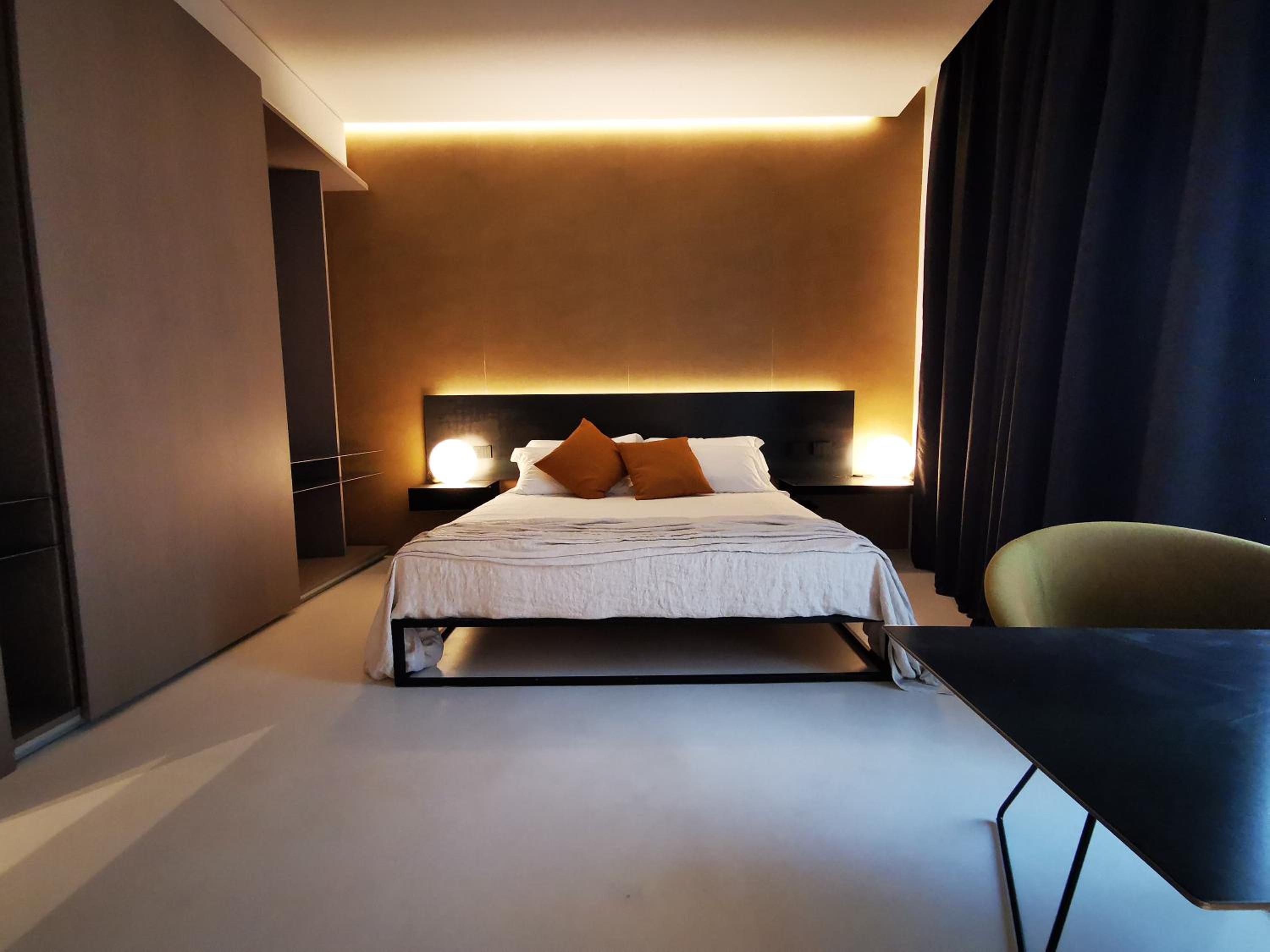Deluxe King Room - Photo 9