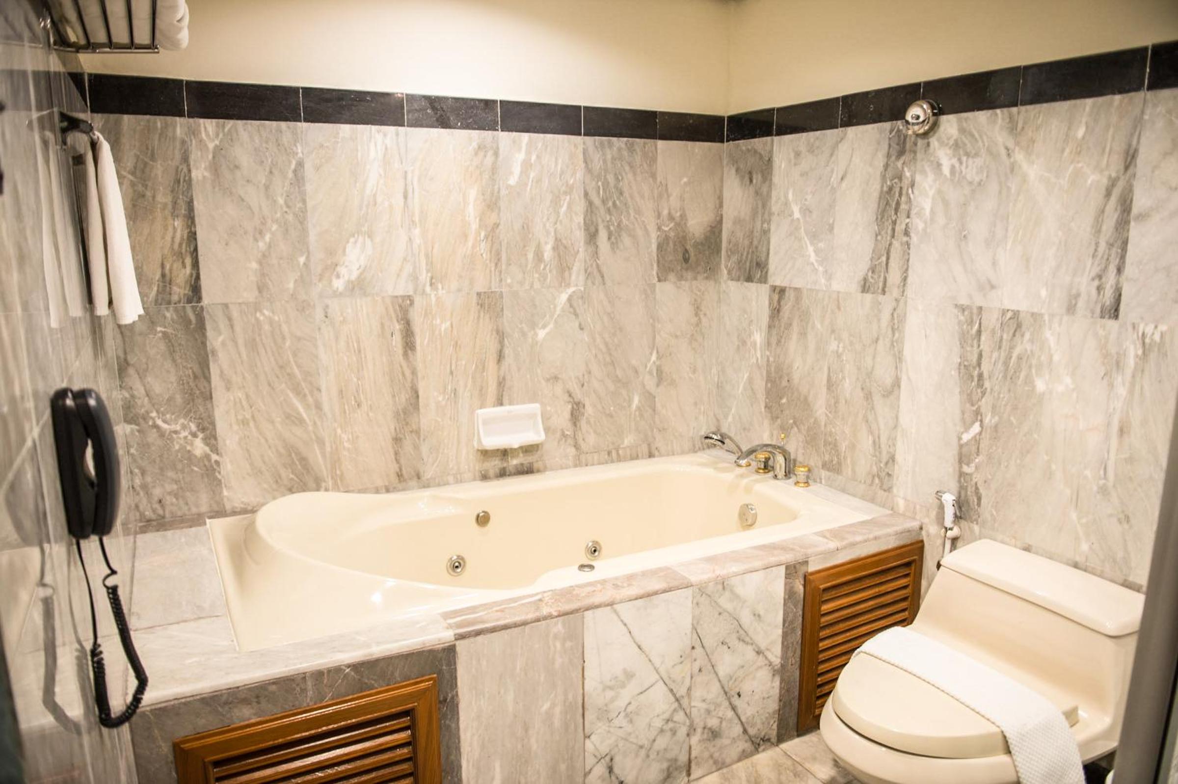 Executive Suite - Photo 2