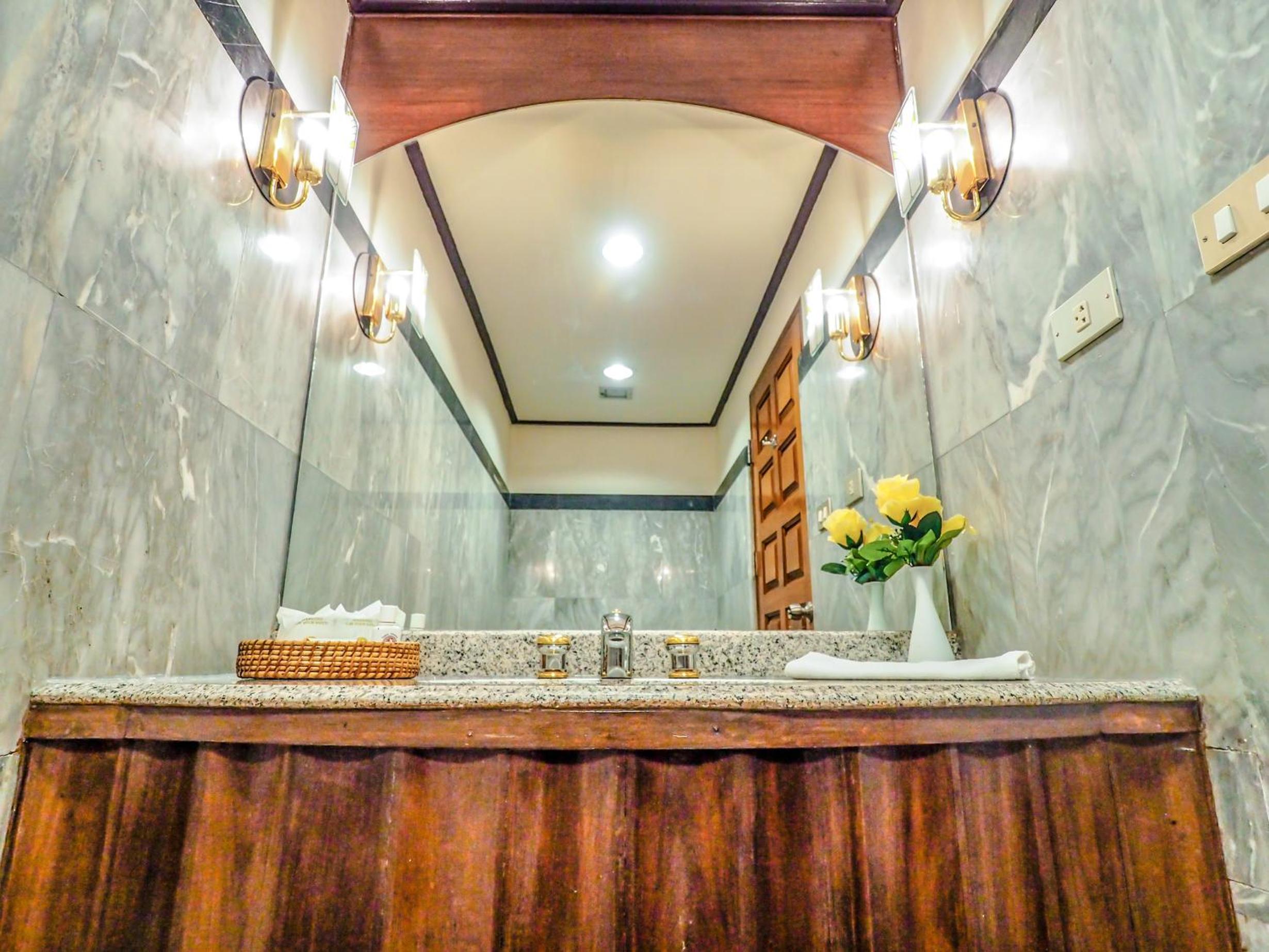 Executive Suite - Photo 3