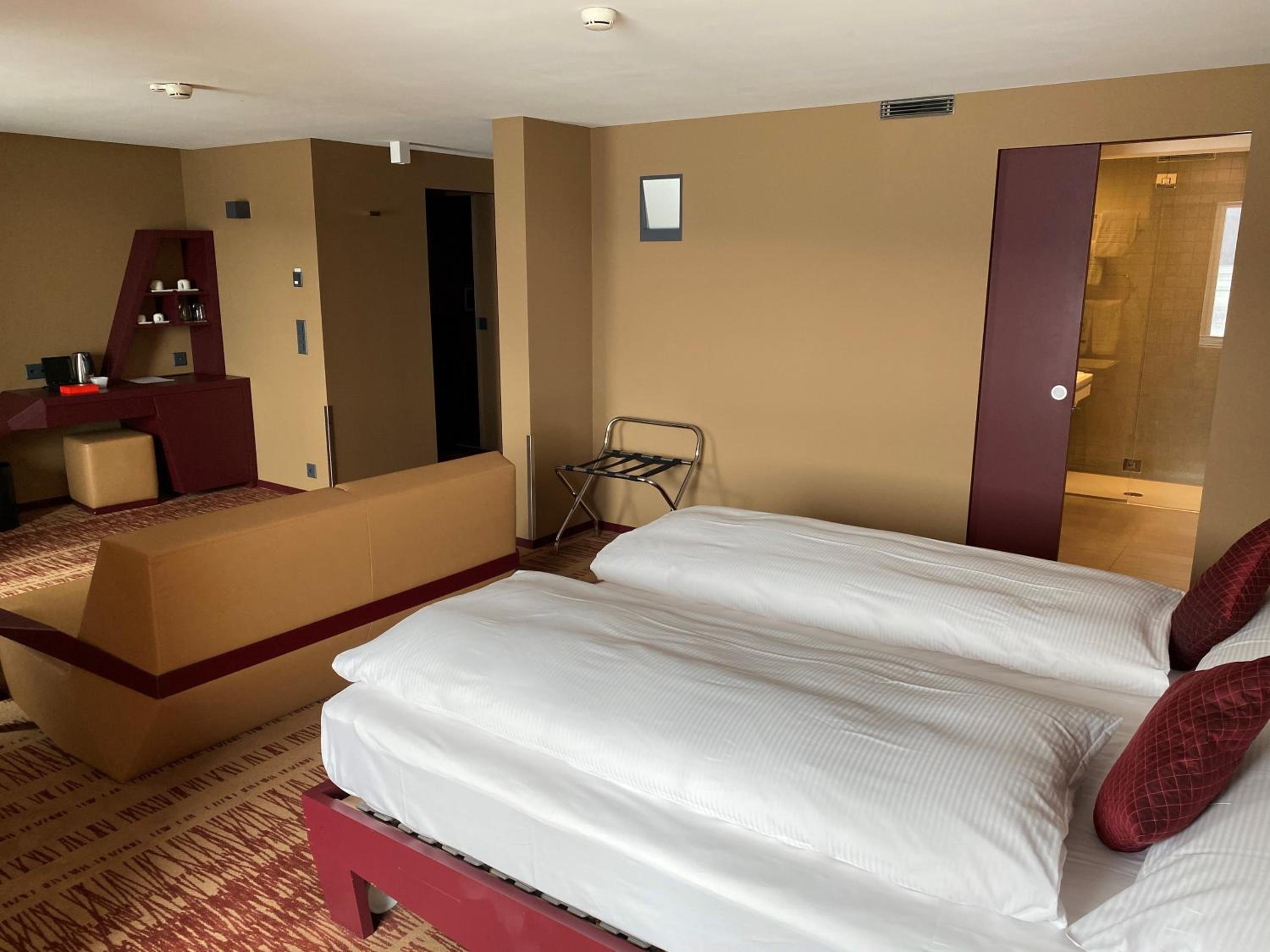 Junior Suite with Lake View - Photo 9
