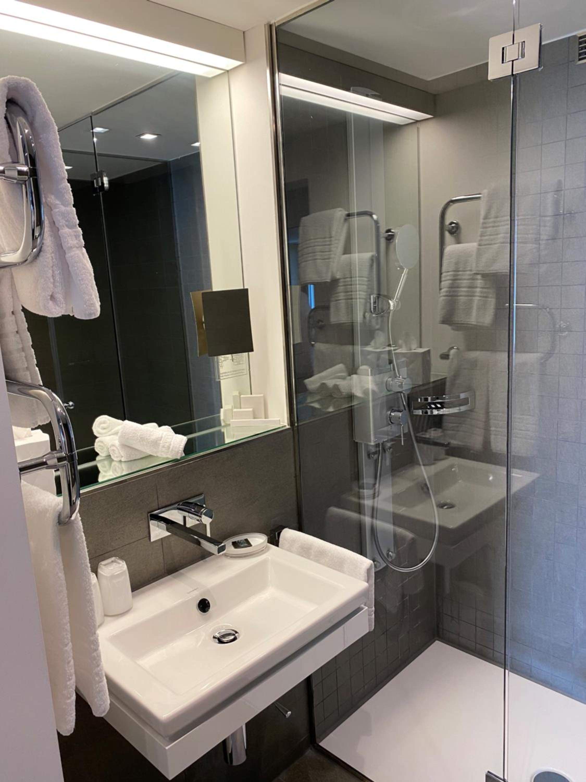 Junior Suite with Lake View - Photo 14