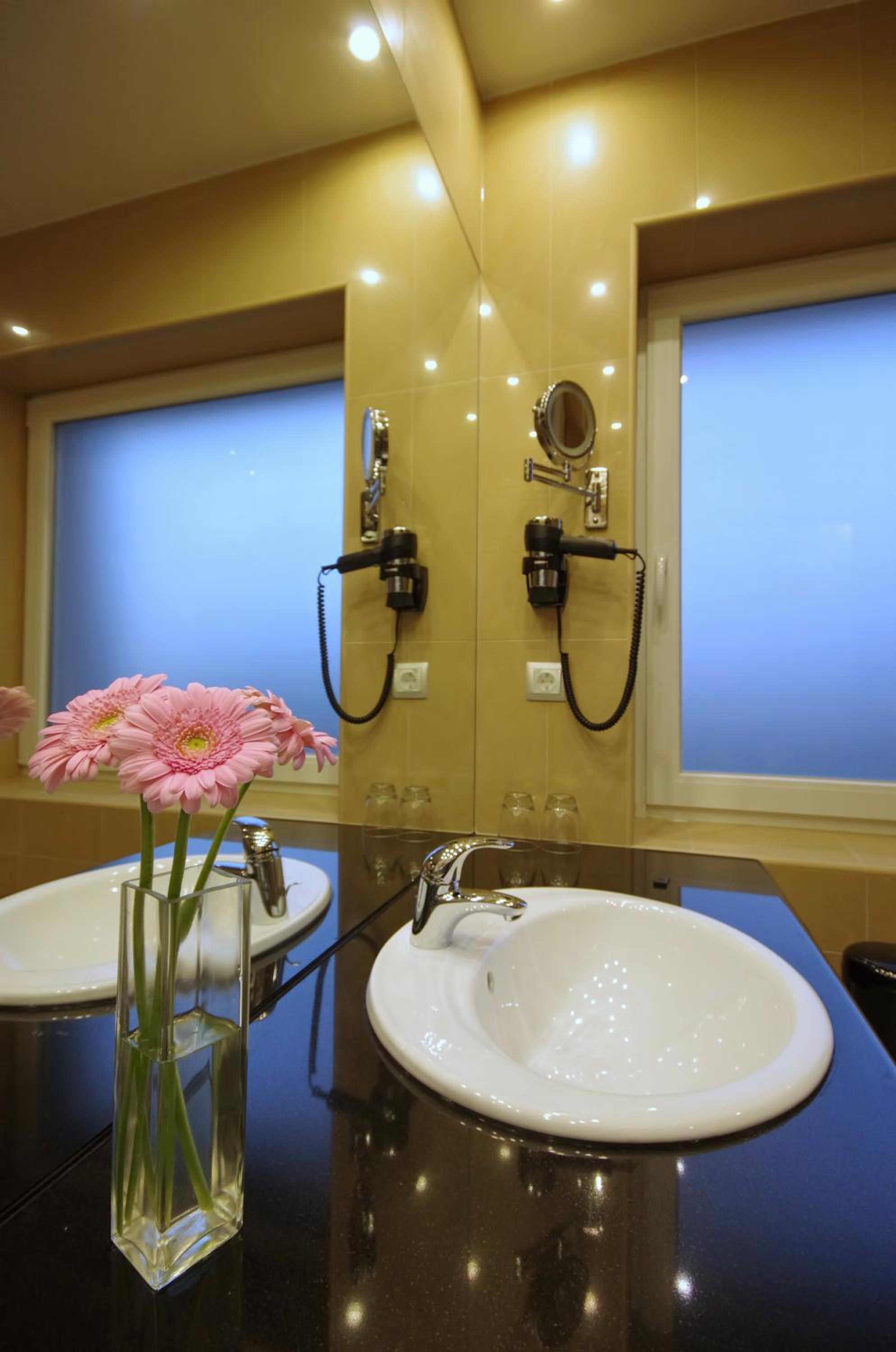 Superior Double Room with Balcony - Photo 3