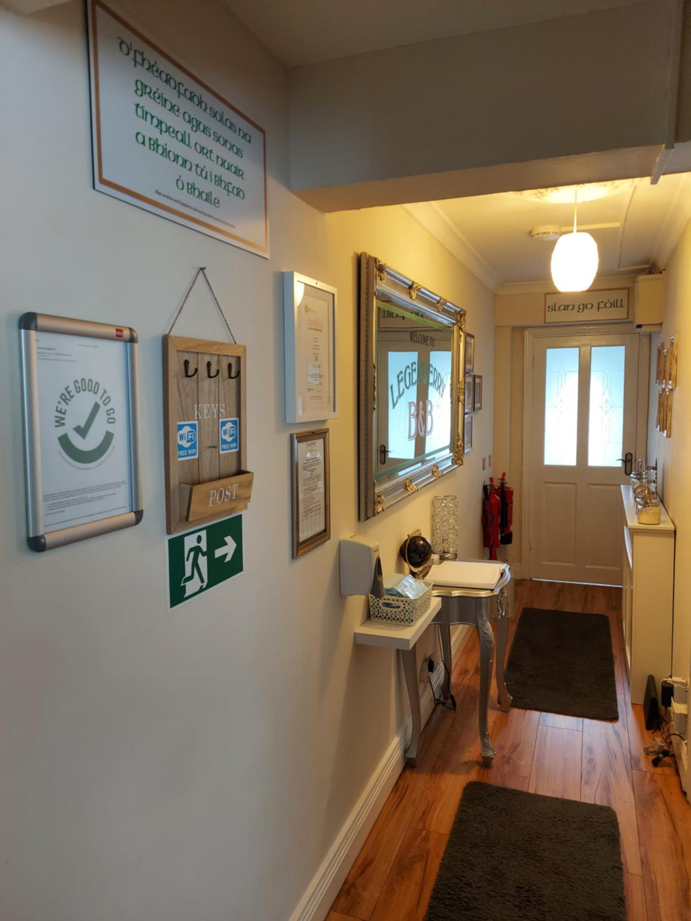 King Room with Private Bathroom - Photo 8