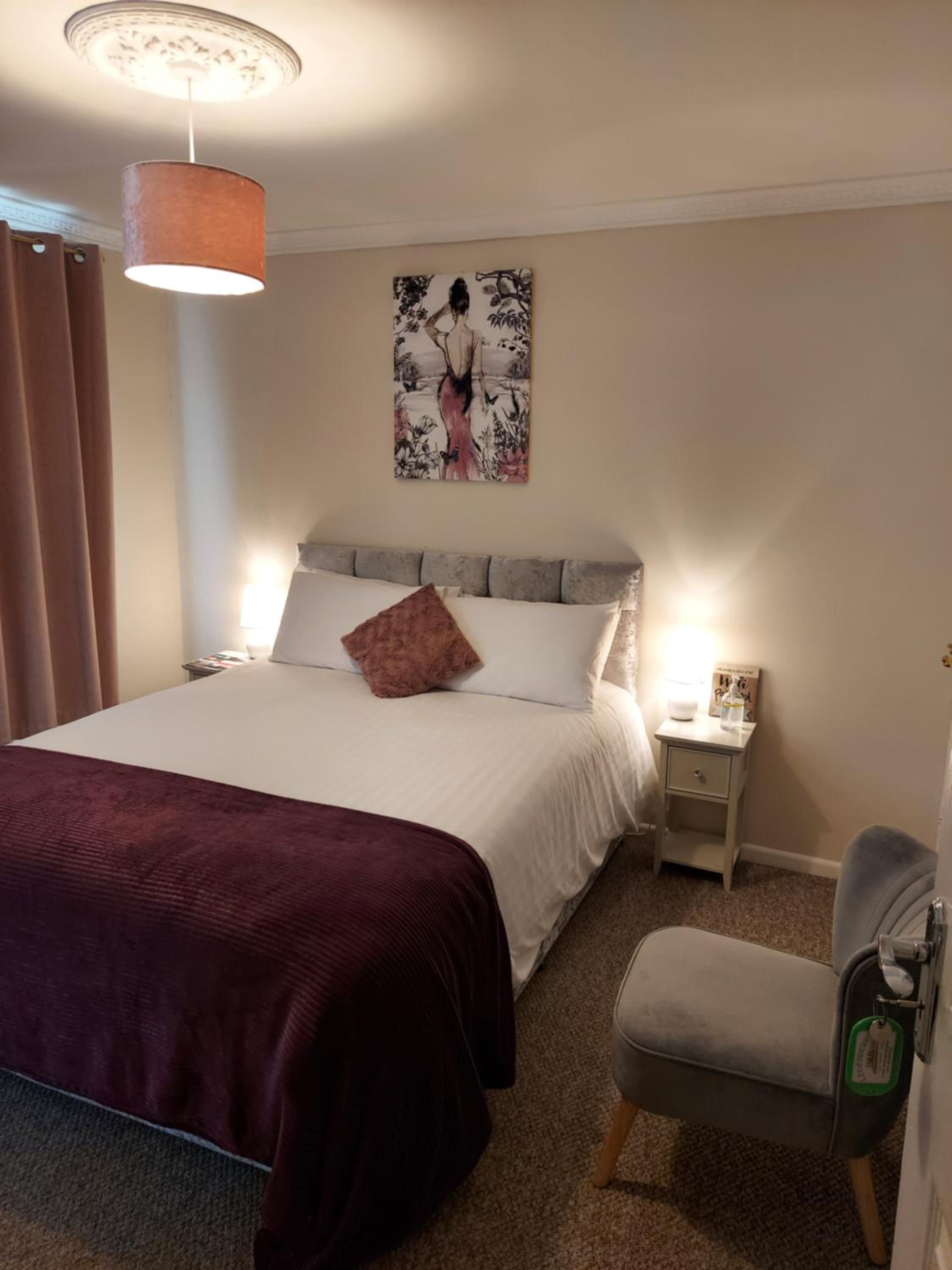 King Room with Private Bathroom - Photo 9