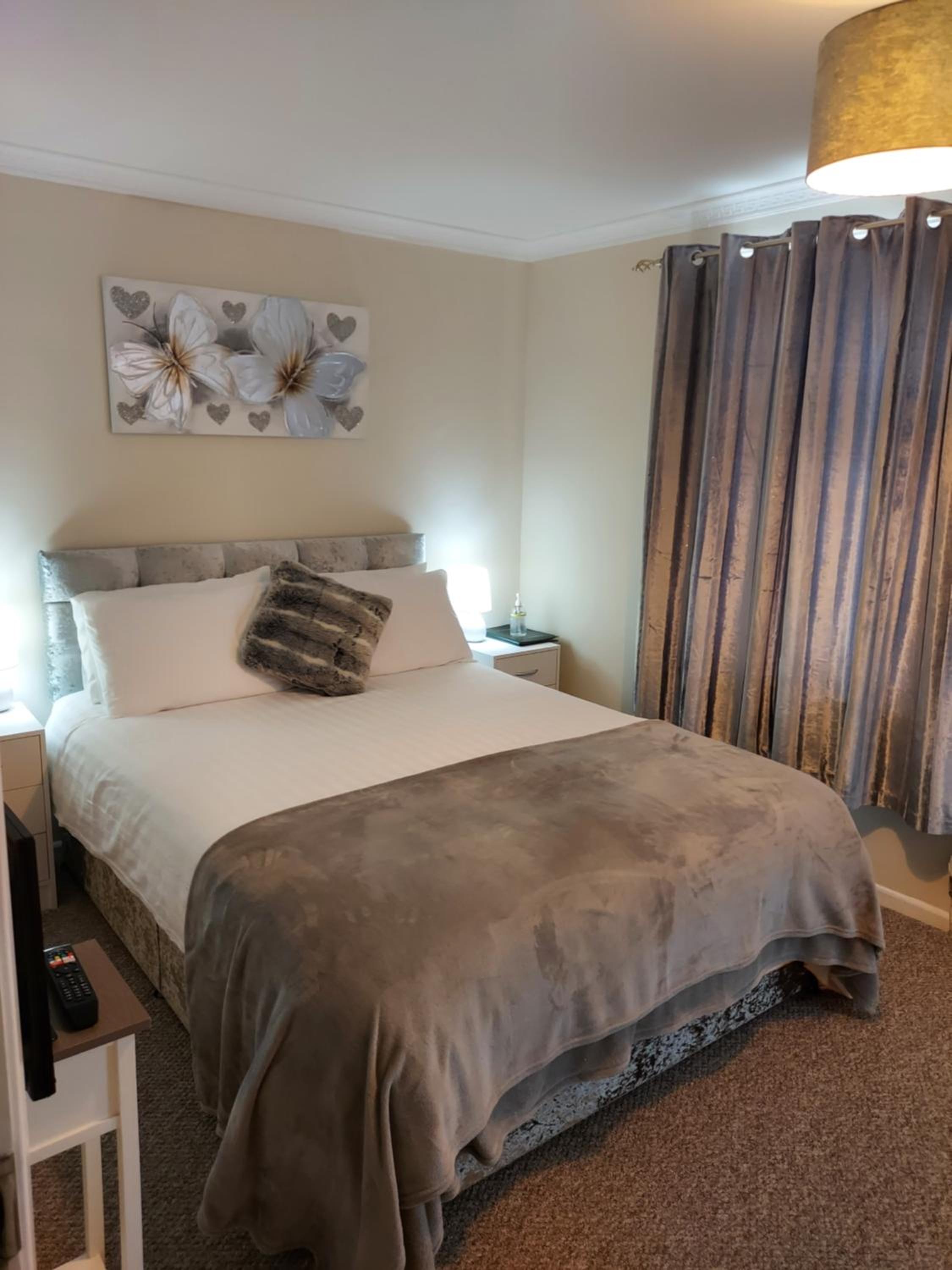 King Room with Private Bathroom - Photo 10