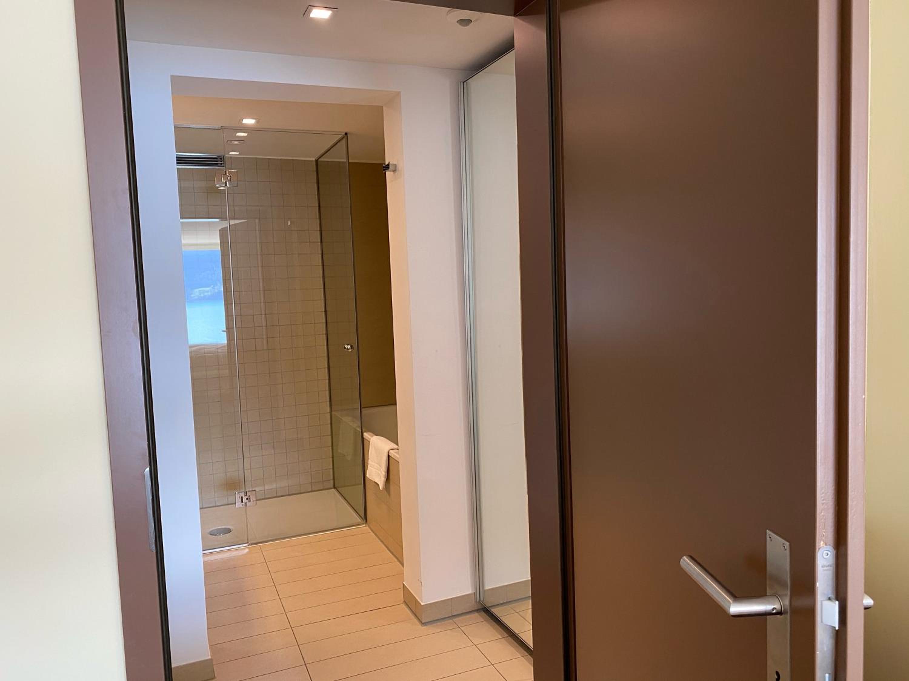 Junior Suite with Lake View - Photo 13