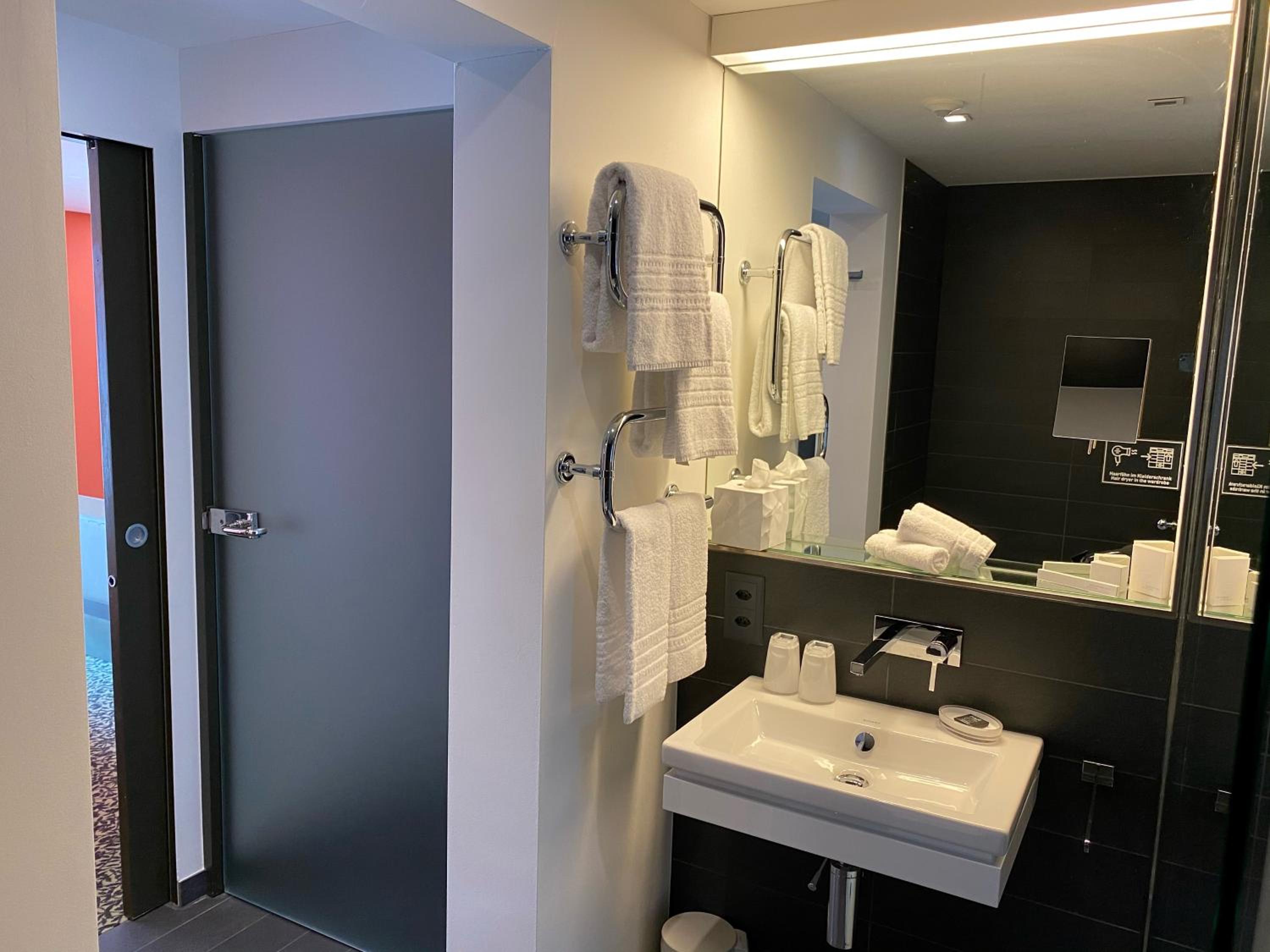 Junior Suite with Lake View - Photo 12