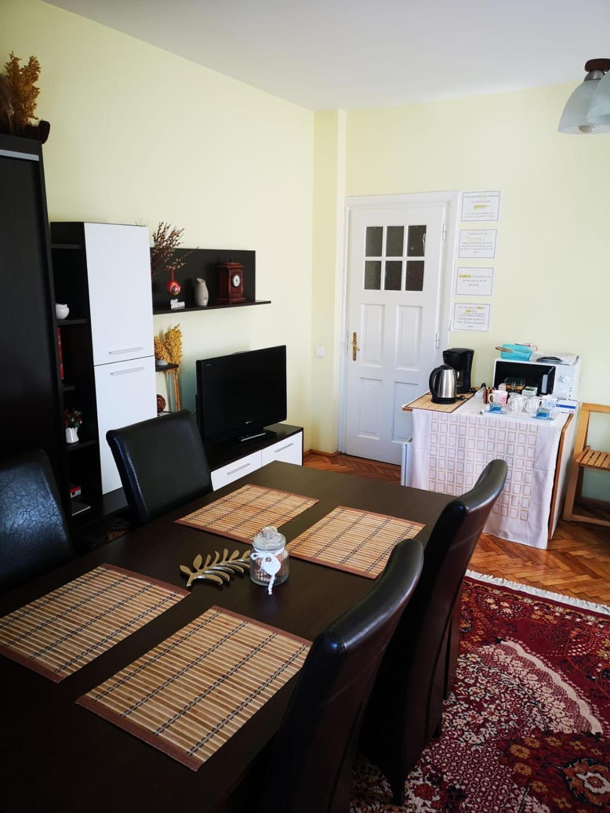 Family Room with Mountain View - Photo 6