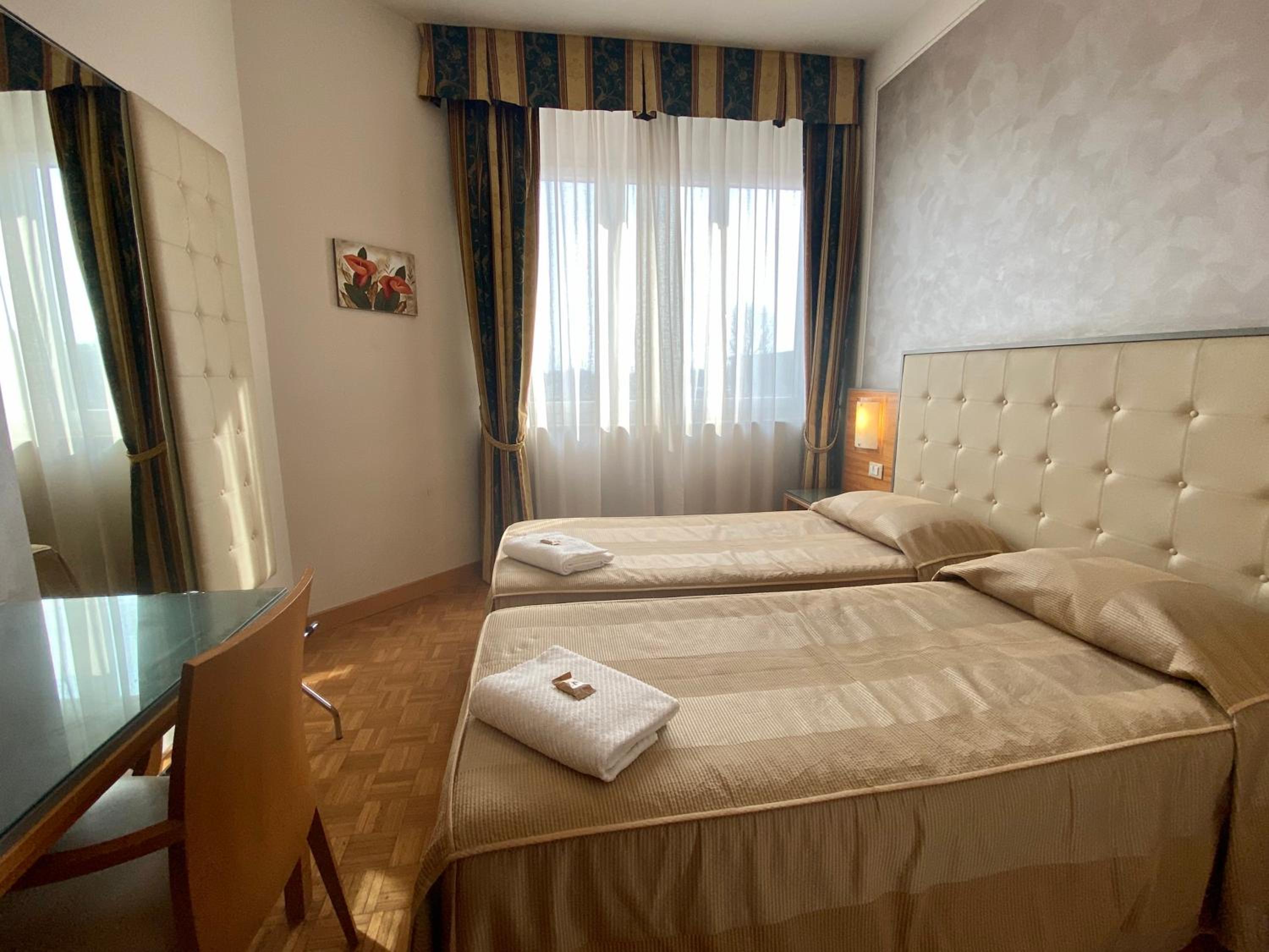 Twin Room - Photo 3