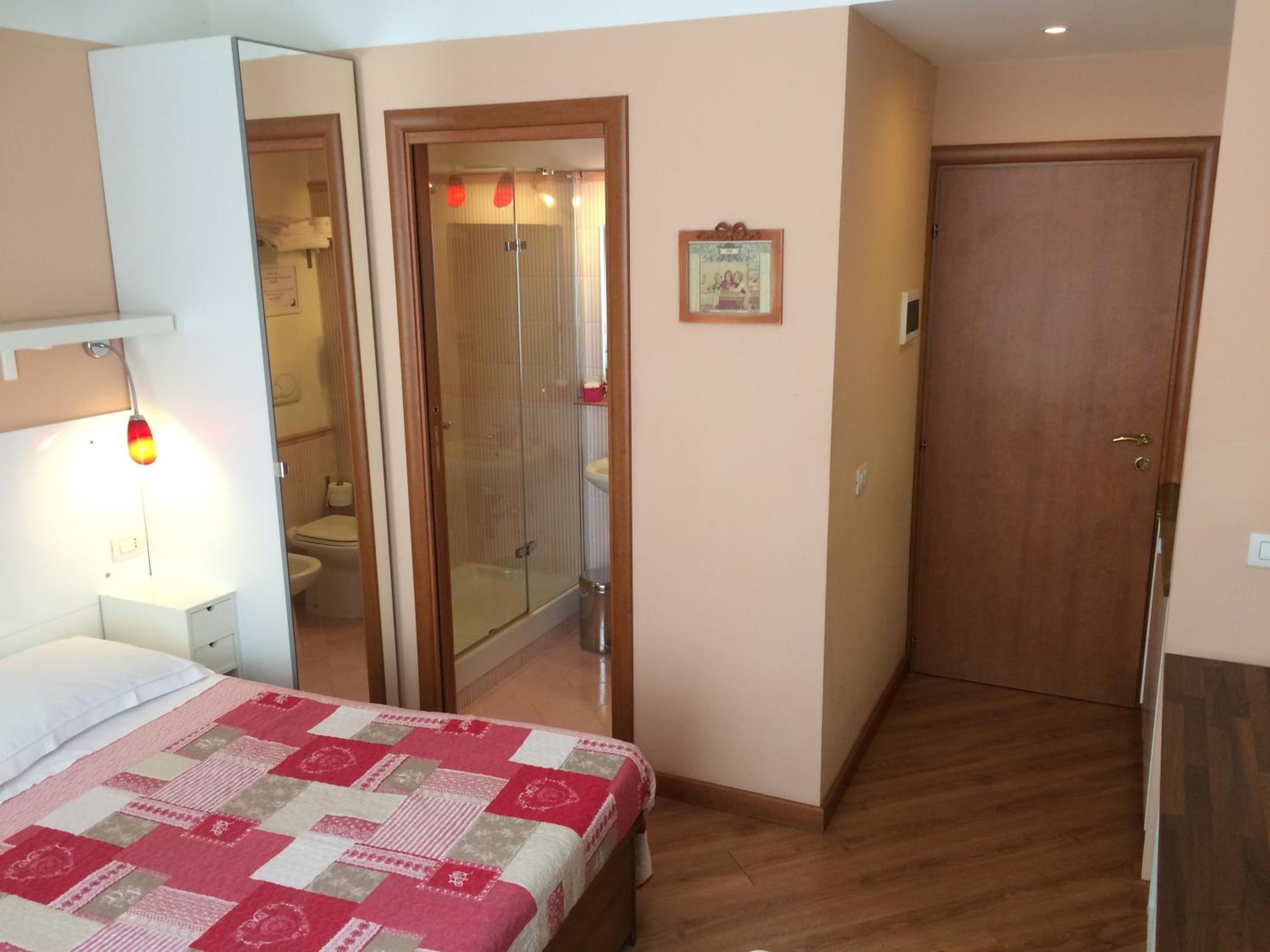 Double Room with Private Bathroom photo 3