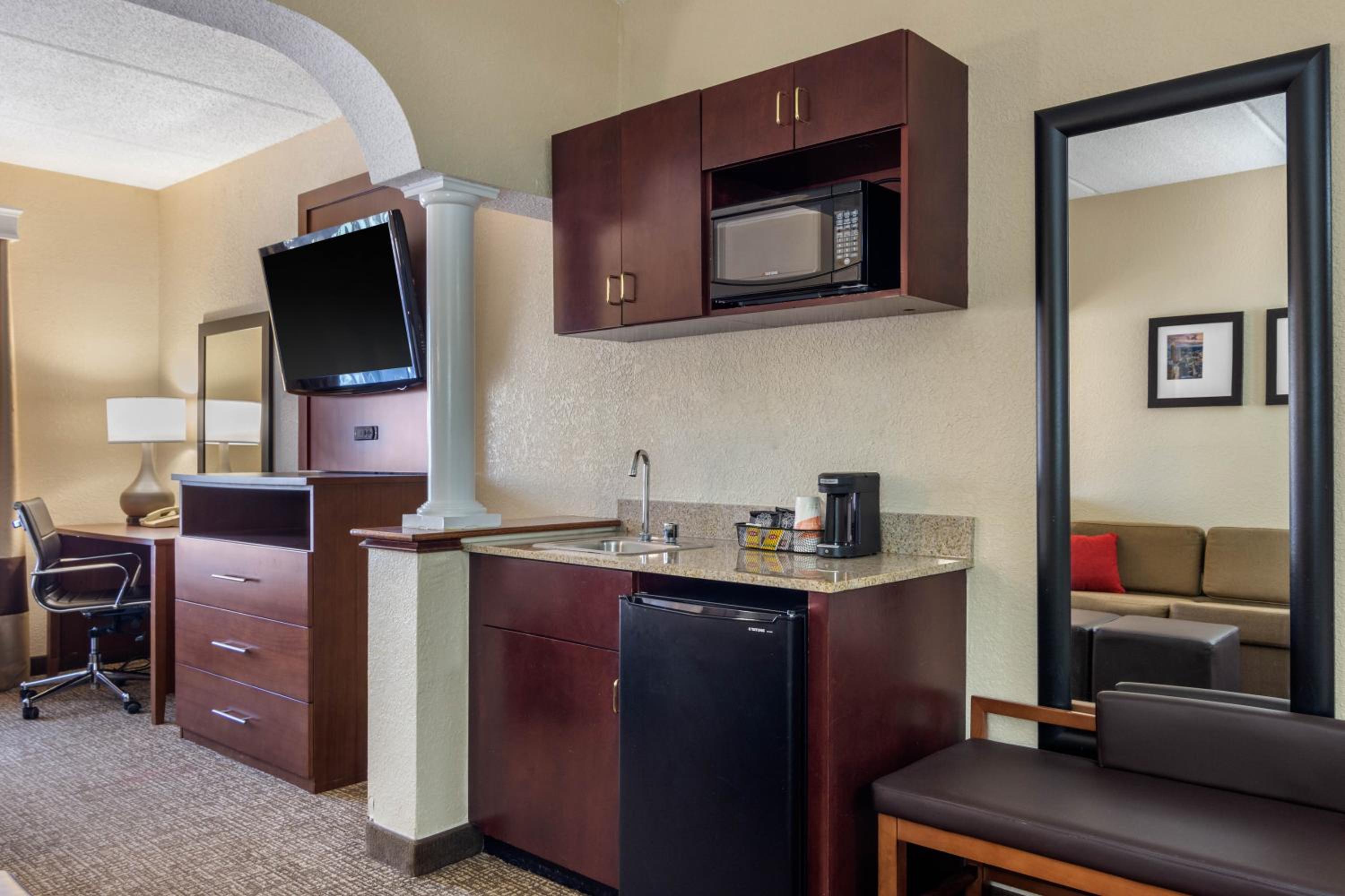 King Suite - Non-Smoking - Photo 3