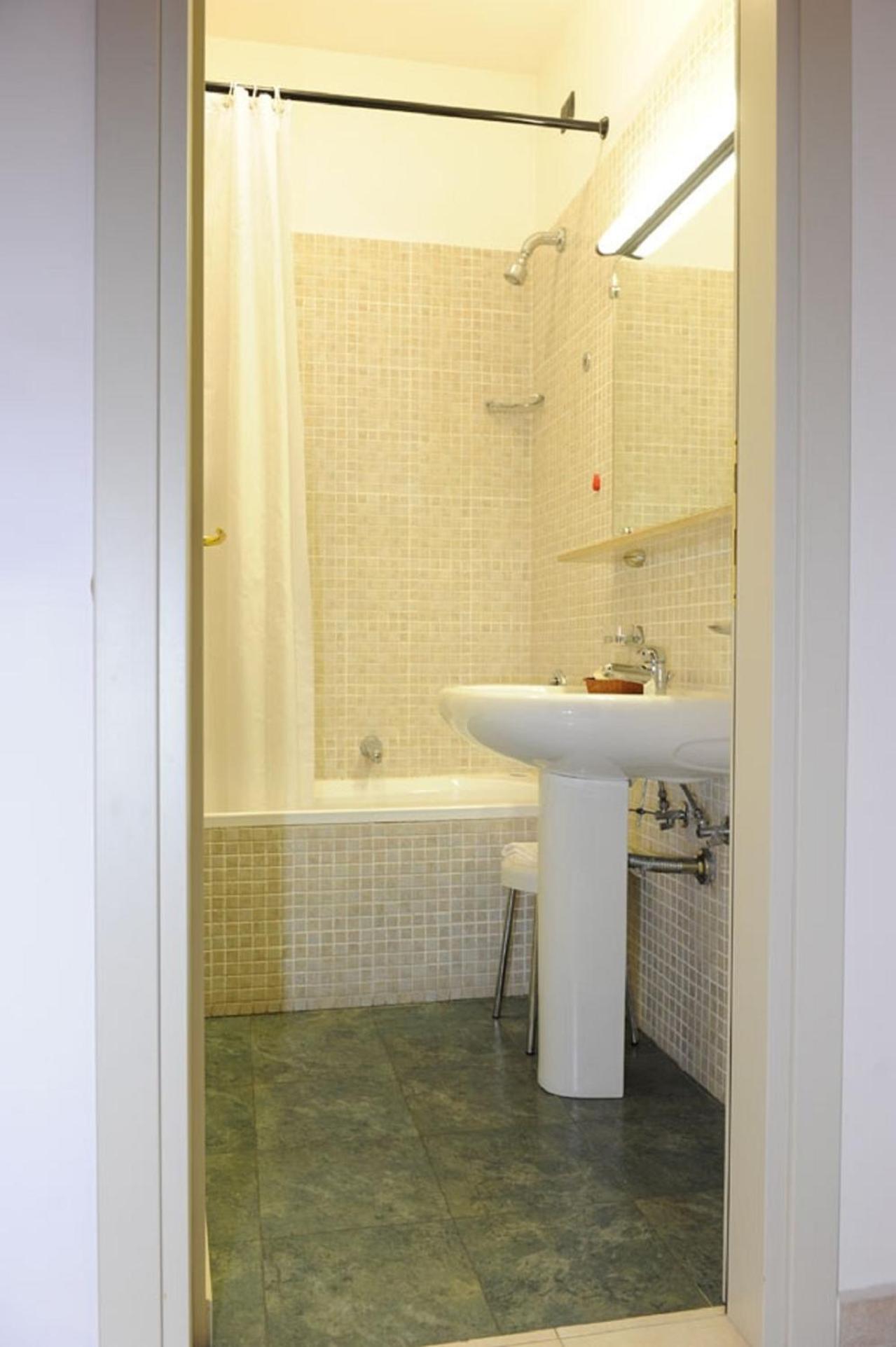 Double or Twin Room - Photo 4