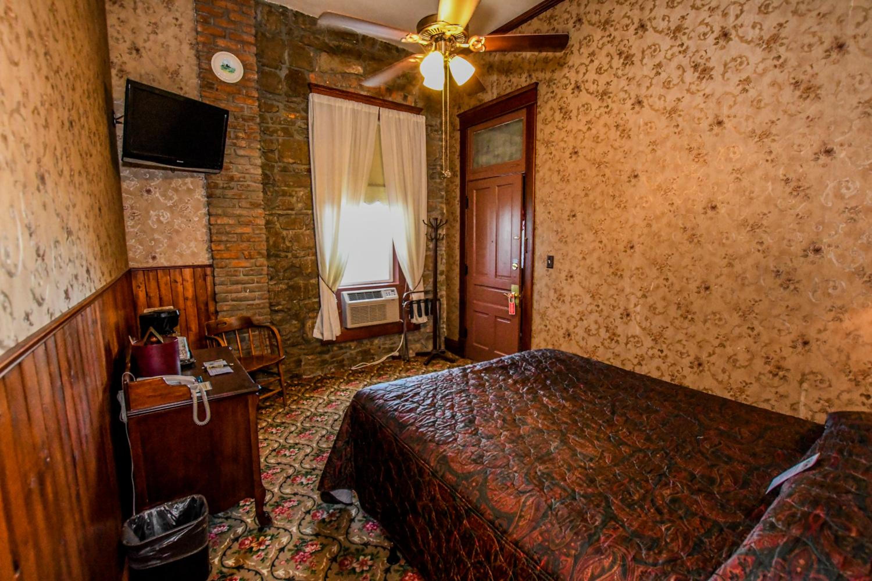 Queen Room photo 3