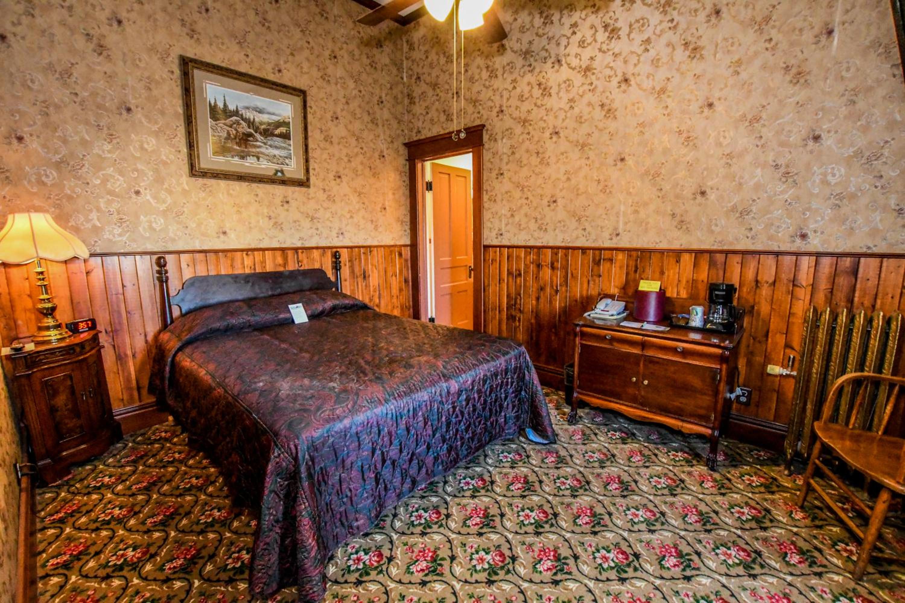 Queen Room photo 1