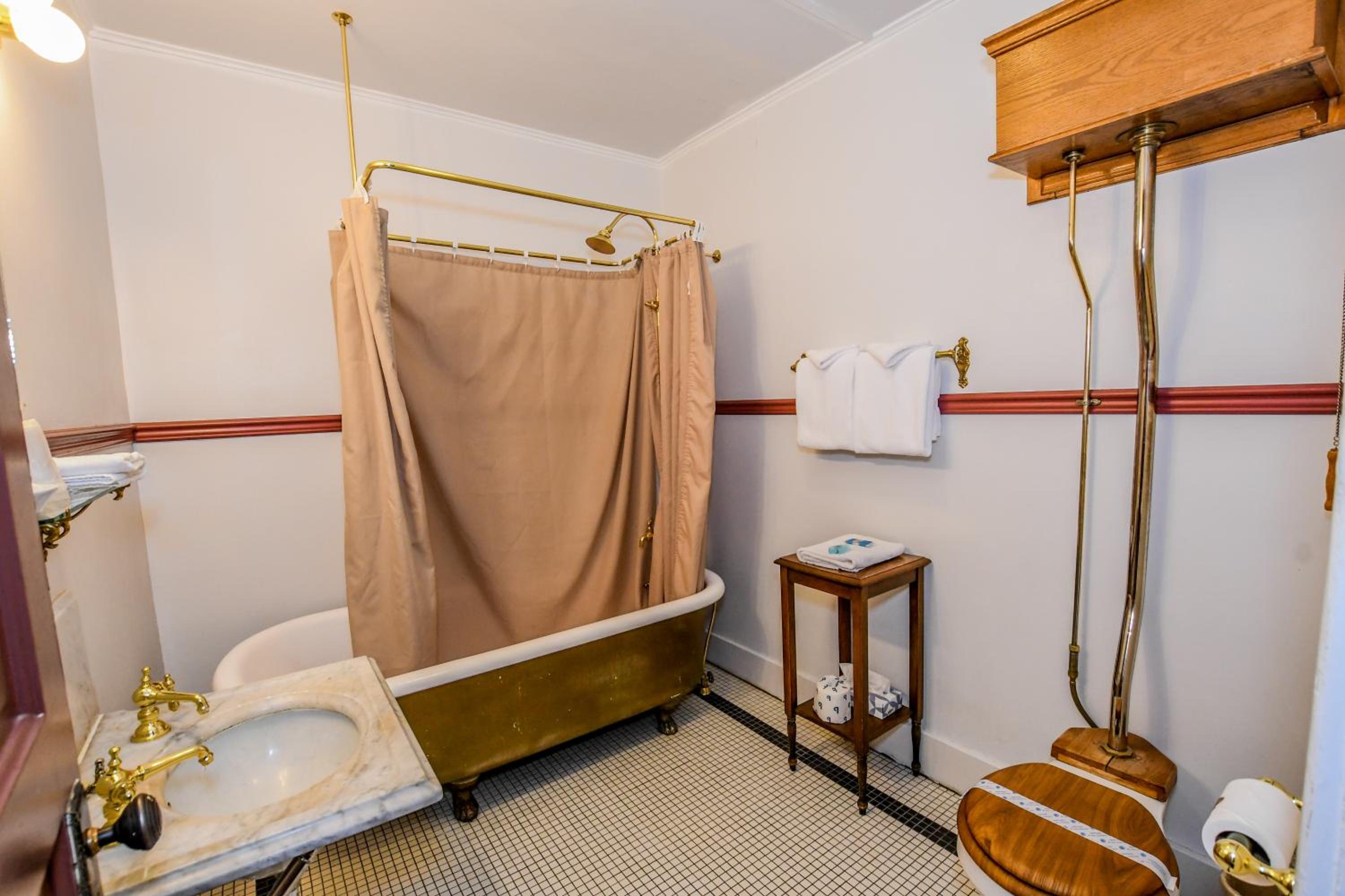 Queen Room photo 2