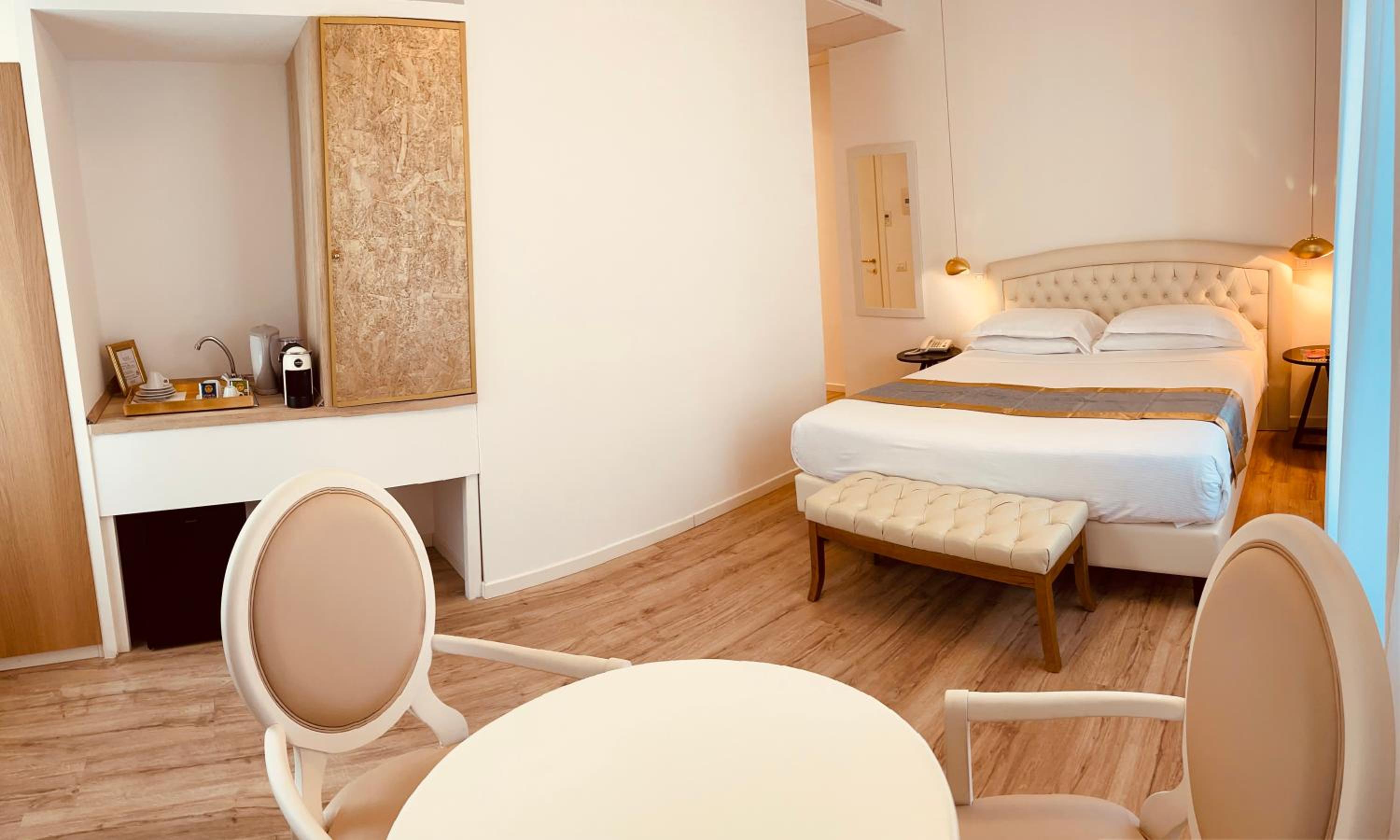 Suite with Hot Tub and Private Spa - Photo 8