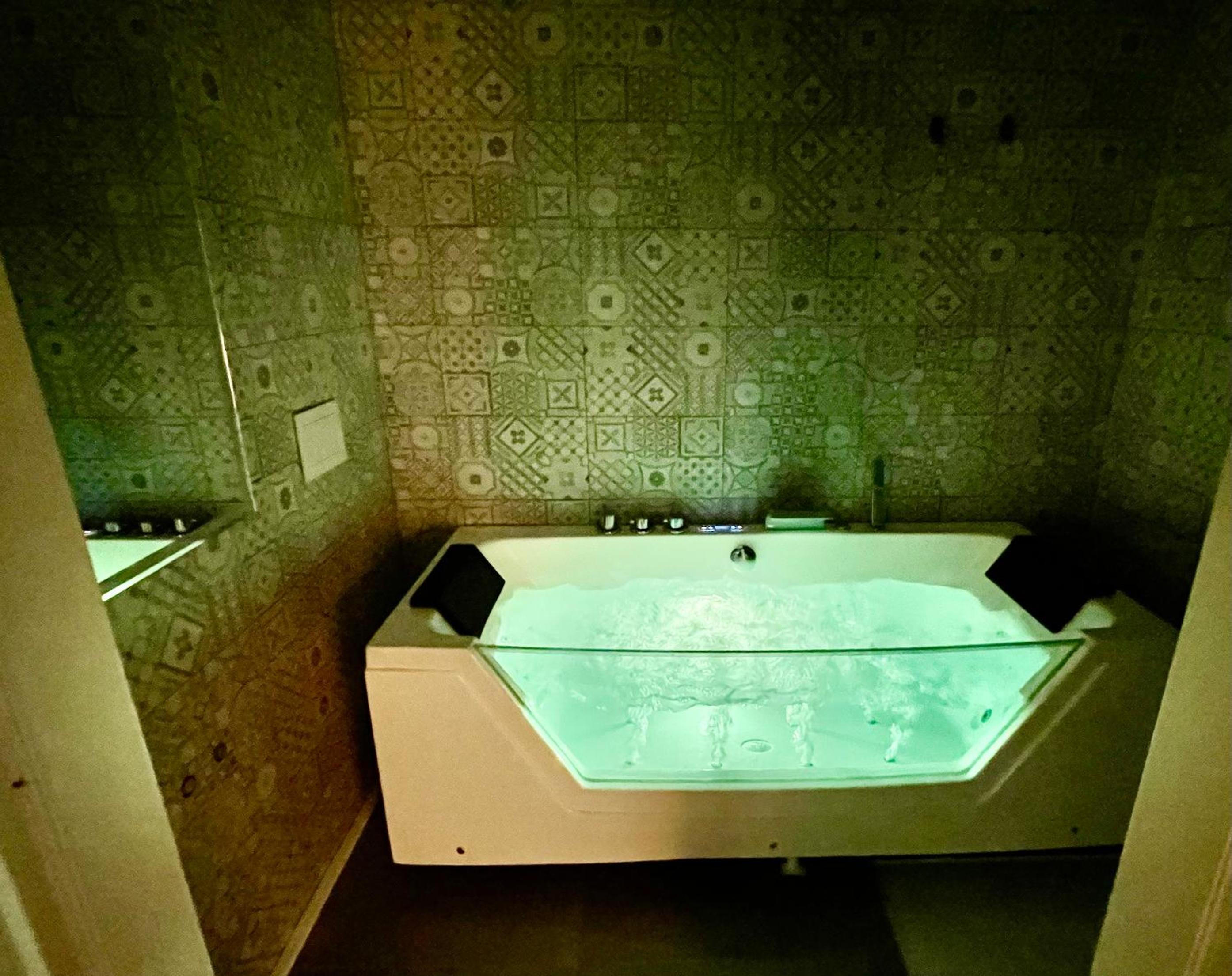 Suite with Hot Tub and Private Spa - Photo 2