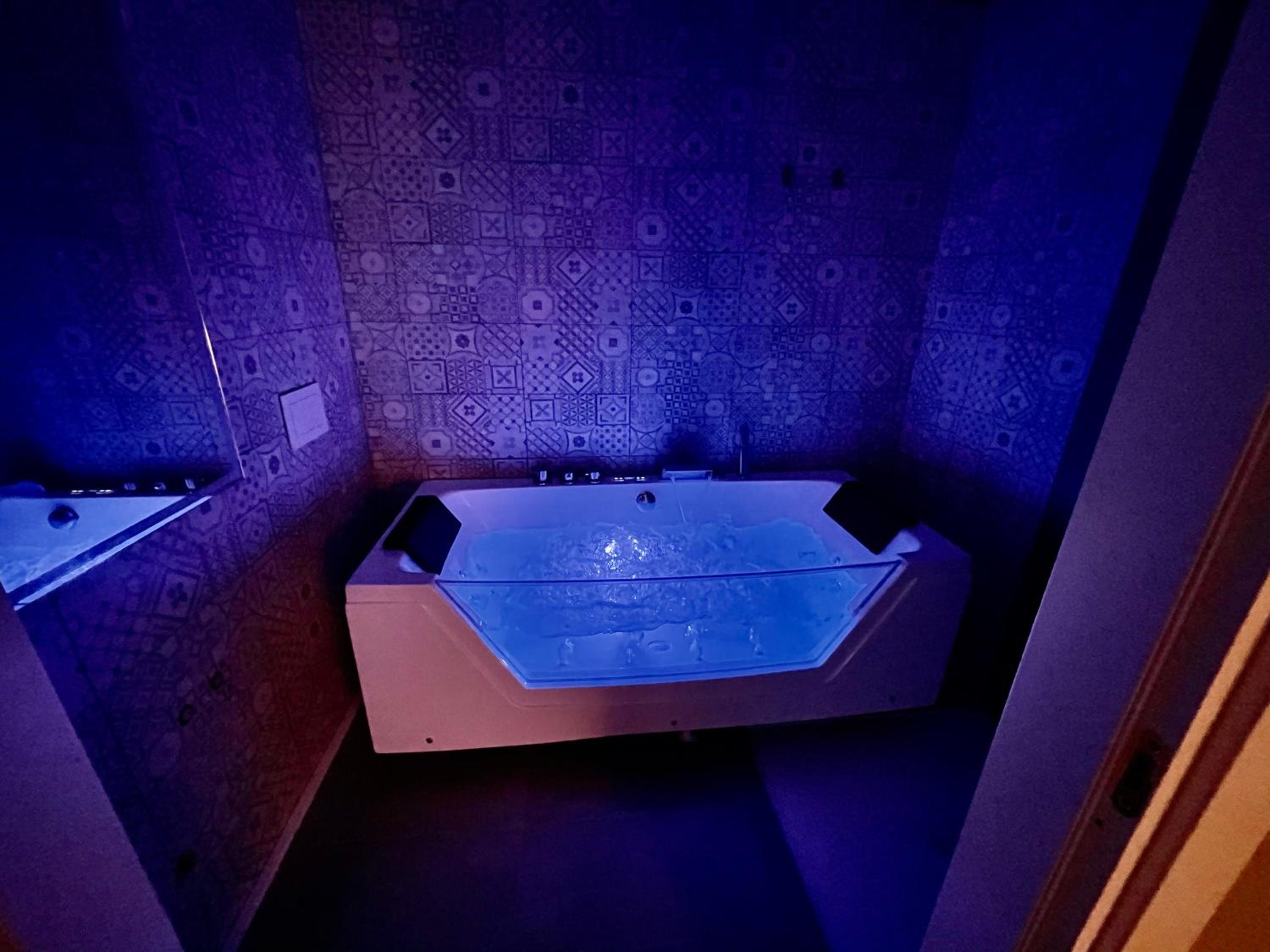 Suite with Hot Tub and Private Spa - Photo 6